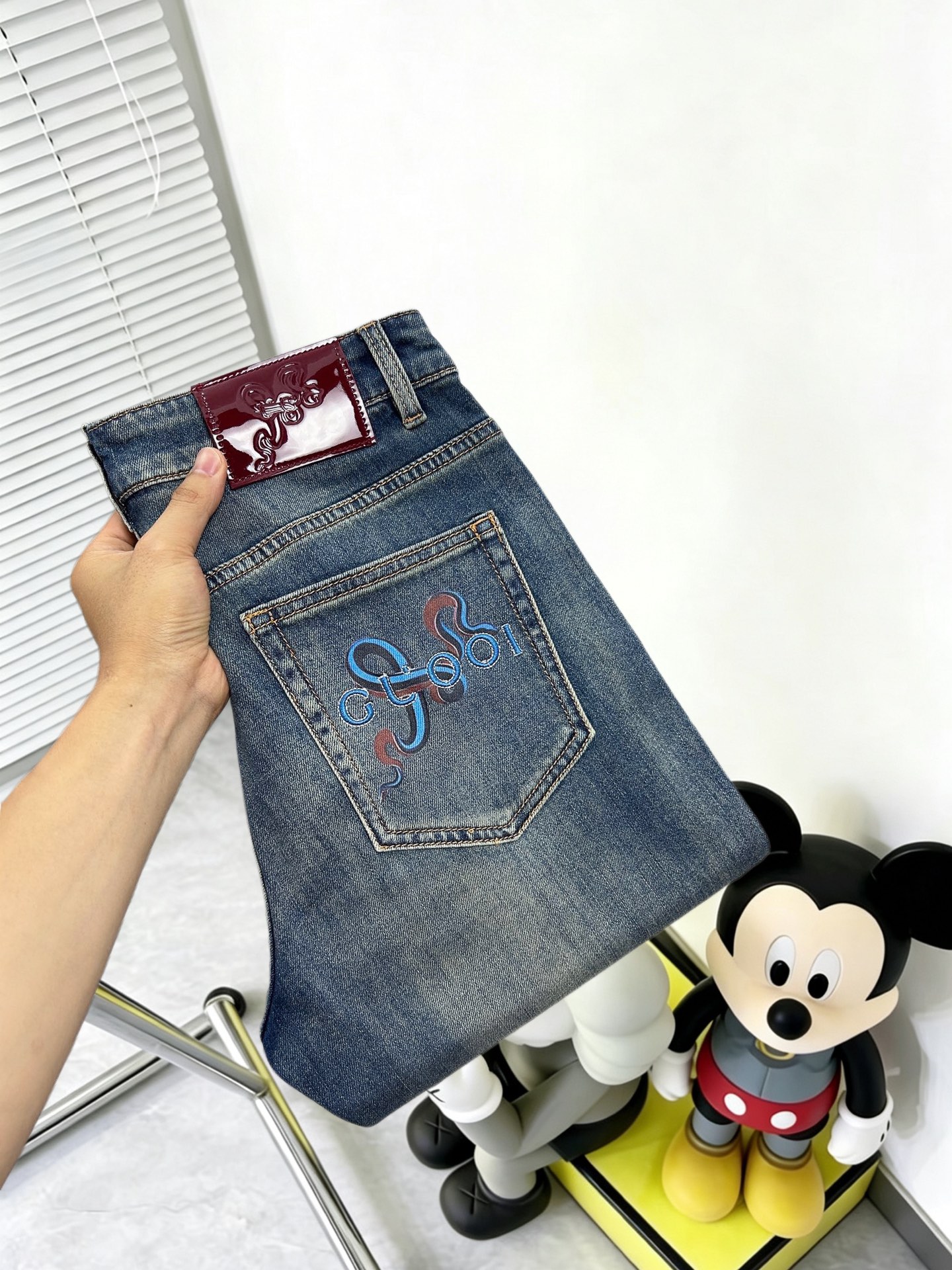 NO:863193,Gucci's new men's jeans. The fabric is comfortable and elastic. Exclusively available. Fashionable and elegant. Designed with heavy craftsmanship. Using original color washing process. Selected imported heavy denim denim fabric. Customized hardware decoration. Exquisite stitching. All fine workmanship makes the whole pair of pants more stylish. Worth owning. Sizes 29--38,,jeans,19860909古奇 新品男士牛仔裤 面料舒适弹性好.独家发售 时尚优雅 重工艺设计.采用原色水洗工艺 精选进口重磅丹宁牛仔面料 定制五金装饰 精致车线 所有精细做工让整条裤子的调性更上一层楼 值得拥有. 尺码29--38,,jeans,,Men's clothing