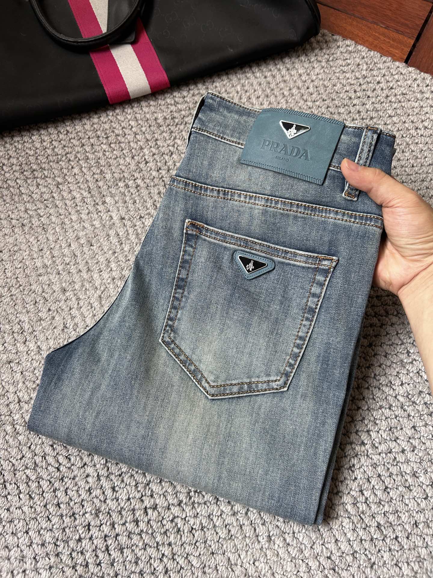 NO:934670,Prada high-end customization, the latest jeans, sold simultaneously at the counter, original customization, customer-supplied hardware accessories, original quality, imported solid color denim elastic fabric, heavy washing, fine workmanship, excellent upper body!  Preferred items……………………………………………………………… Size29-38,,prada,jeans,19860909普拉达 高端定制、最新款牛仔裤 柜台同步发售 原版定制 客供五金辅料 原单品质 进口固色牛仔弹力面料 重工洗水 做工走线精细 上身绝佳！优选单品 …………………………………………………… Size29-38,,prada,jeans,,Men's clothing