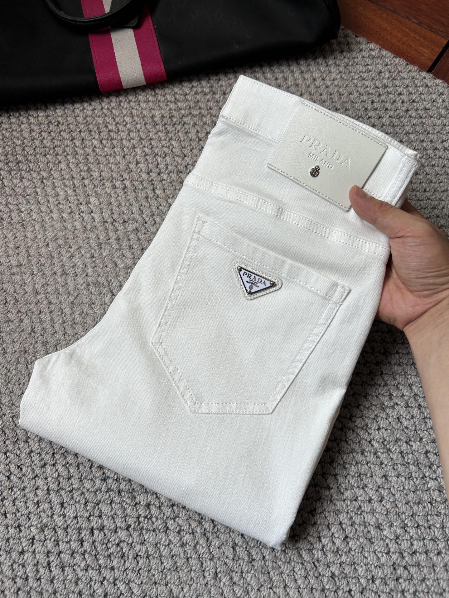 NO:934655,Pula's high-end customization and the latest jeans are sold simultaneously at the counter. Original customization. Customer-supplied hardware accessories. Original quality. Imported solid-color denim elastic fabric. Heavy washing. Fine workmanship and routing. Excellent upper body!  Preferred items……………………………………………………………… Size29-38,,prada,jeans,19860909普拉‘’高端定制、最新款牛仔裤 柜台同步发售 原版定制 客供五金辅料 原单品质 进口固色牛仔弹力面料 重工洗水 做工走线精细 上身绝佳！优选单品 …………………………………………………… Size29-38,,prada,jeans,,Men's clothing