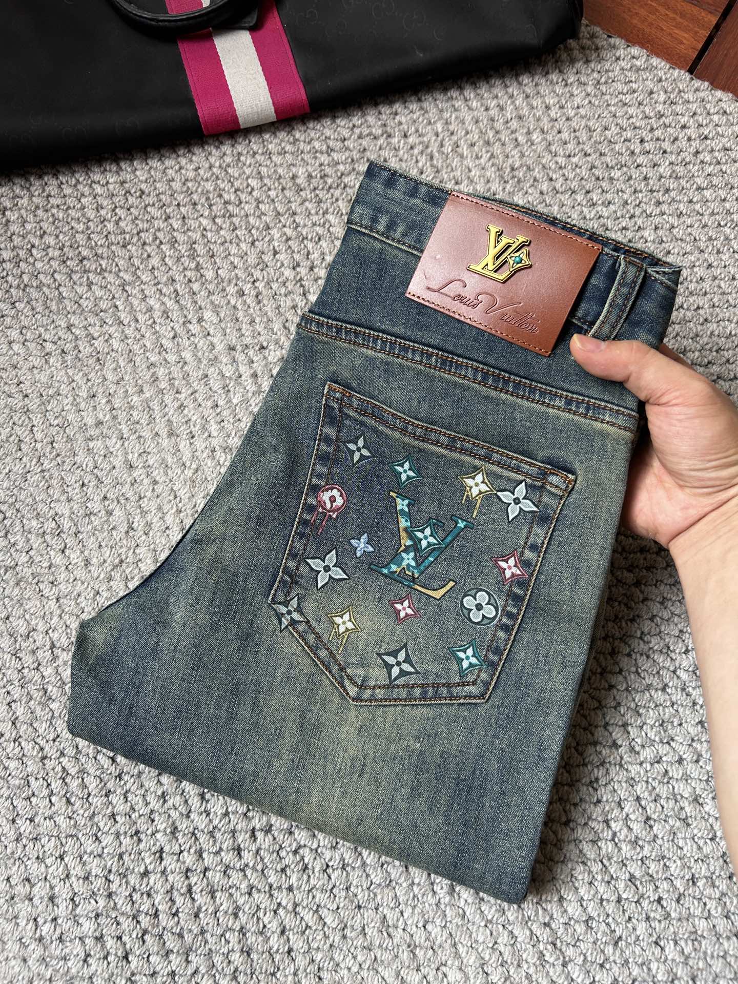 NO:934641,LV high-end customization, the latest jeans are sold simultaneously at the counter. Original customization. Customer-supplied hardware accessories. Original quality. Imported solid-color denim elastic fabric. Heavy washing. Fine workmanship and routing. Excellent upper body!  Preferred items……………………………………………………………… Size29-38,,louis vuitton,jeans,19860909LV高端定制、最新款牛仔裤 柜台同步发售 原版定制 客供五金辅料 原单品质 进口固色牛仔弹力面料 重工洗水 做工走线精细 上身绝佳！优选单品 …………………………………………………… Size29-38,,louis vuitton,jeans,,Men's clothing