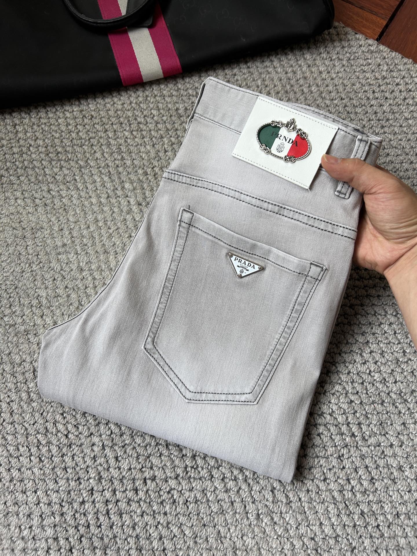NO:908334,Pula's high-end customization and the latest jeans are sold simultaneously at the counter. Original customization. Customer-supplied hardware accessories. Original quality. Imported solid-color denim elastic fabric. Heavy washing. Fine workmanship and routing. Excellent upper body!  Preferred items……………………………………………………………… Size29-38,,prada,jeans,19860909普拉‘’高端定制、最新款牛仔裤 柜台同步发售 原版定制 客供五金辅料 原单品质 进口固色牛仔弹力面料 重工洗水 做工走线精细 上身绝佳！优选单品 …………………………………………………… Size29-38,,prada,jeans,,Men's clothing