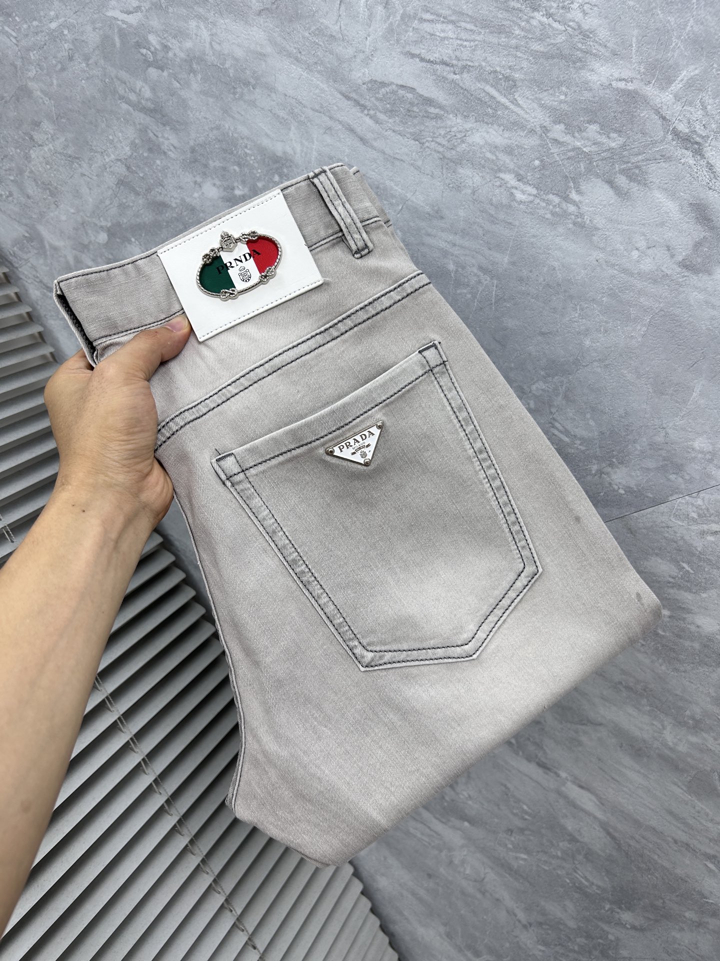 NO:934555,Prada's high-end customization and latest jeans are sold simultaneously at the counter. Original customization. Customer-supplied hardware accessories. Original quality. Imported solid-color denim elastic fabric. Heavy washing. Fine workmanship and routing. Excellent upper body!  Preferred items……………………………………………………………… Size29-38,,prada,jeans,19860909普拉达高端定制、最新款牛仔裤 柜台同步发售 原版定制 客供五金辅料 原单品质 进口固色牛仔弹力面料 重工洗水 做工走线精细 上身绝佳！优选单品 …………………………………………………… Size29-38,,prada,jeans,,Men's clothing