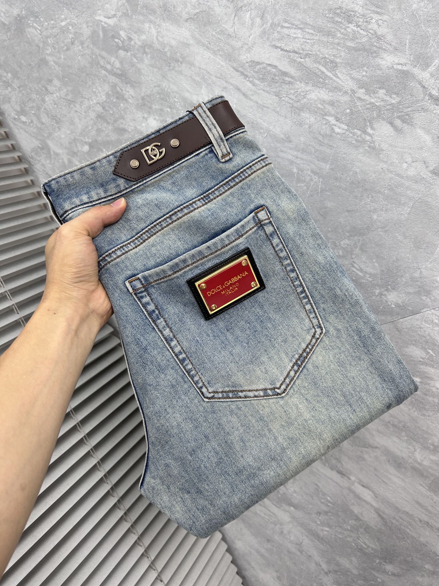 NO:908906,DG high-end customization, the latest jeans, sold simultaneously at the counter, original customization, customer-supplied hardware and accessories, original quality, imported solid-color denim elastic fabric, heavy washing, fine workmanship, and excellent upper body!  Preferred items ……………………………………………………………… Size29-38,,jeans,19860909DG 高端定制、最新款牛仔裤 柜台同步发售 原版定制 客供五金辅料 原单品质 进口固色牛仔弹力面料 重工洗水 做工走线精细 上身绝佳！优选单品 …………………………………………………… Size29-38,,jeans,,Men's clothing