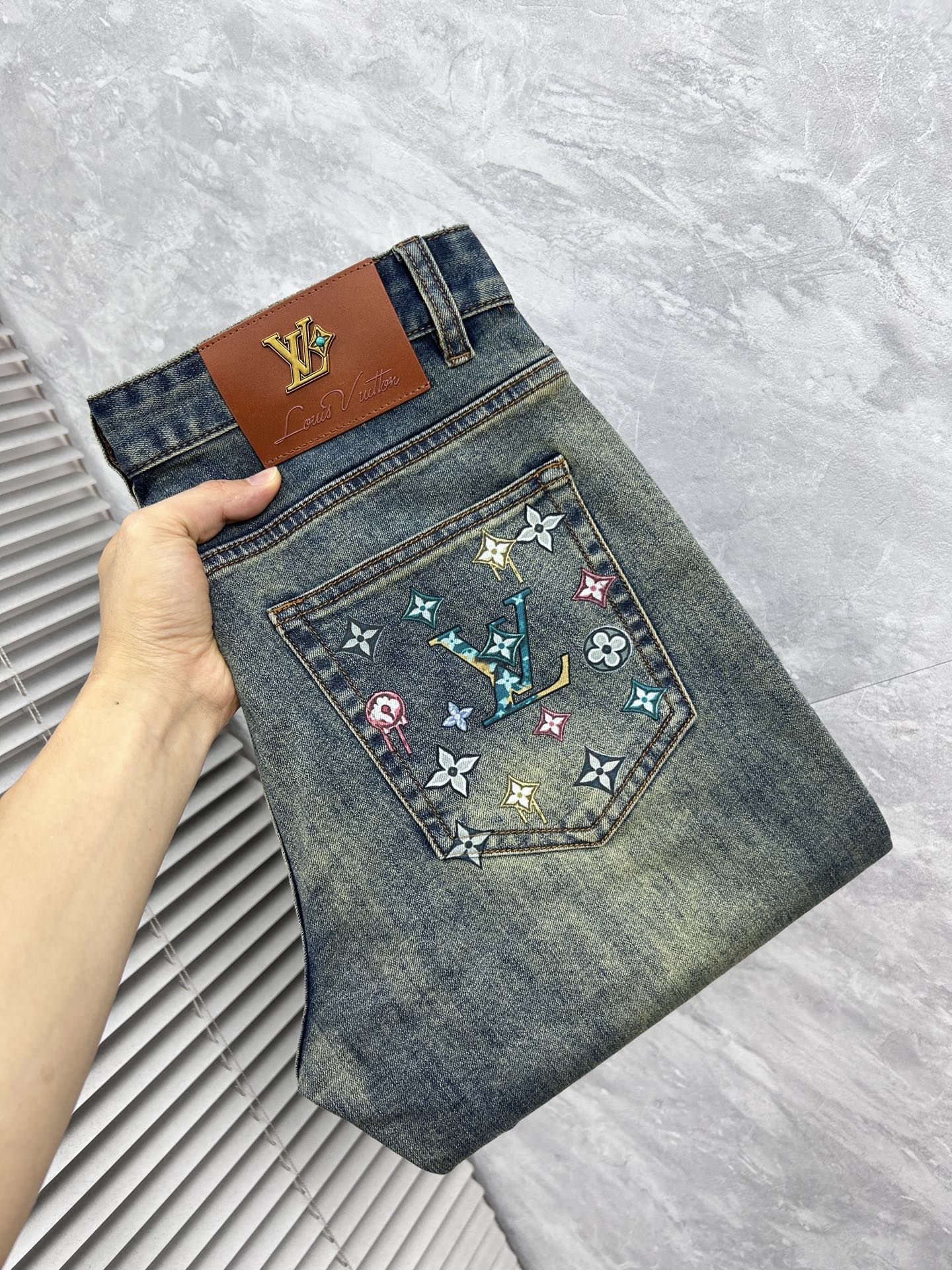 NO:934553,LV high-end customization, the latest jeans are sold simultaneously at the counter. Original customization. Customer-supplied hardware accessories. Original quality. Imported solid-color denim elastic fabric. Heavy washing. Fine workmanship and routing. Excellent upper body!  Preferred items……………………………………………………………… Size29-38,,louis vuitton,jeans,19860909LV高端定制、最新款牛仔裤 柜台同步发售 原版定制 客供五金辅料 原单品质 进口固色牛仔弹力面料 重工洗水 做工走线精细 上身绝佳！优选单品 …………………………………………………… Size29-38,,louis vuitton,jeans,,Men's clothing