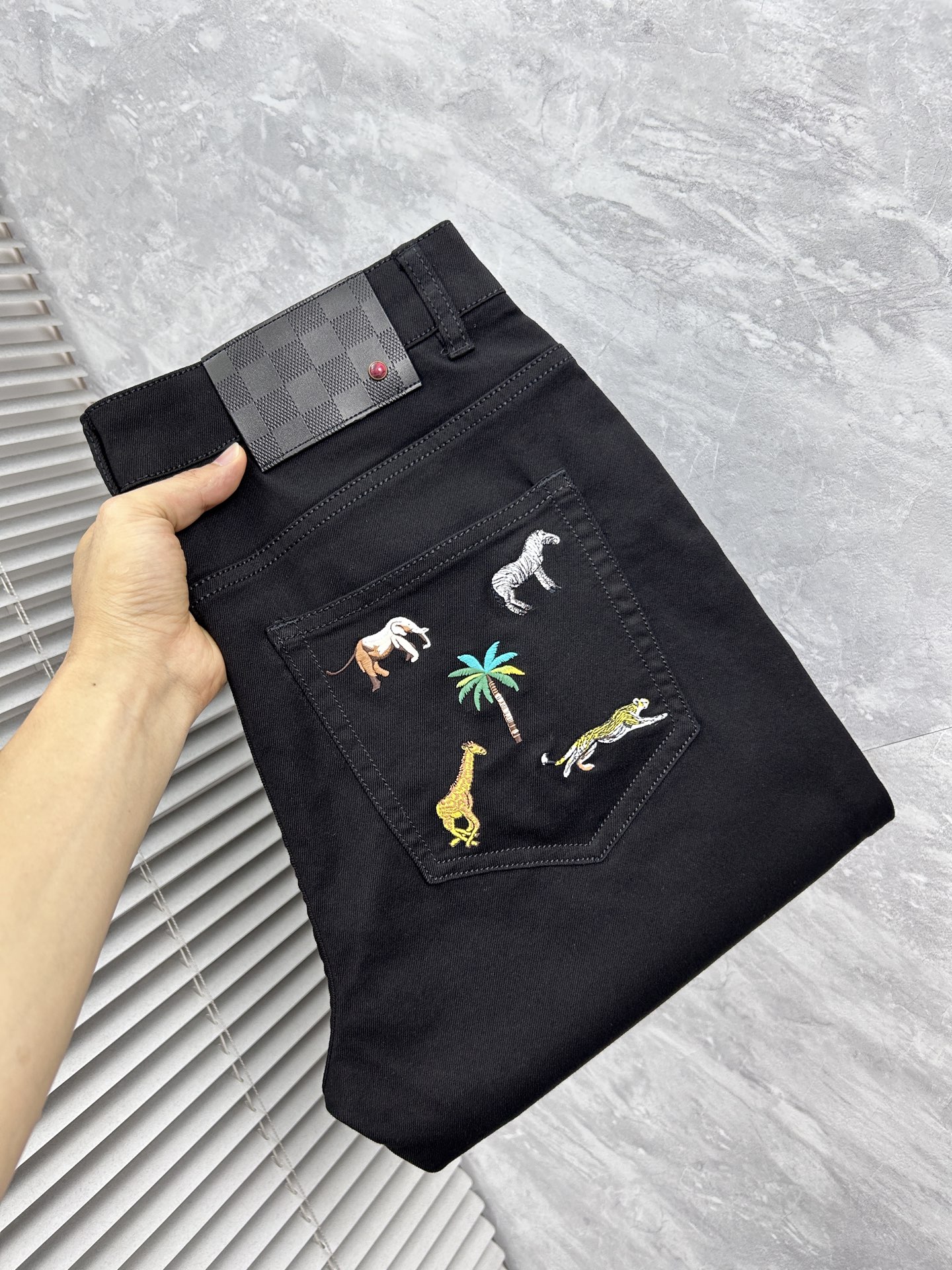 NO:934551,LV high-end customization, the latest jeans, sold simultaneously at the counter, original customization, customer-supplied hardware accessories, original quality, imported solid-color denim elastic fabric, heavy washing, fine workmanship, and excellent upper body!  Preferred items……………………………………………………………… Size29-38,,louis vuitton,jeans,19860909LV 高端定制、最新款牛仔裤 柜台同步发售 原版定制 客供五金辅料 原单品质 进口固色牛仔弹力面料 重工洗水 做工走线精细 上身绝佳！优选单品 …………………………………………………… Size29-38,,louis vuitton,jeans,,Men's clothing