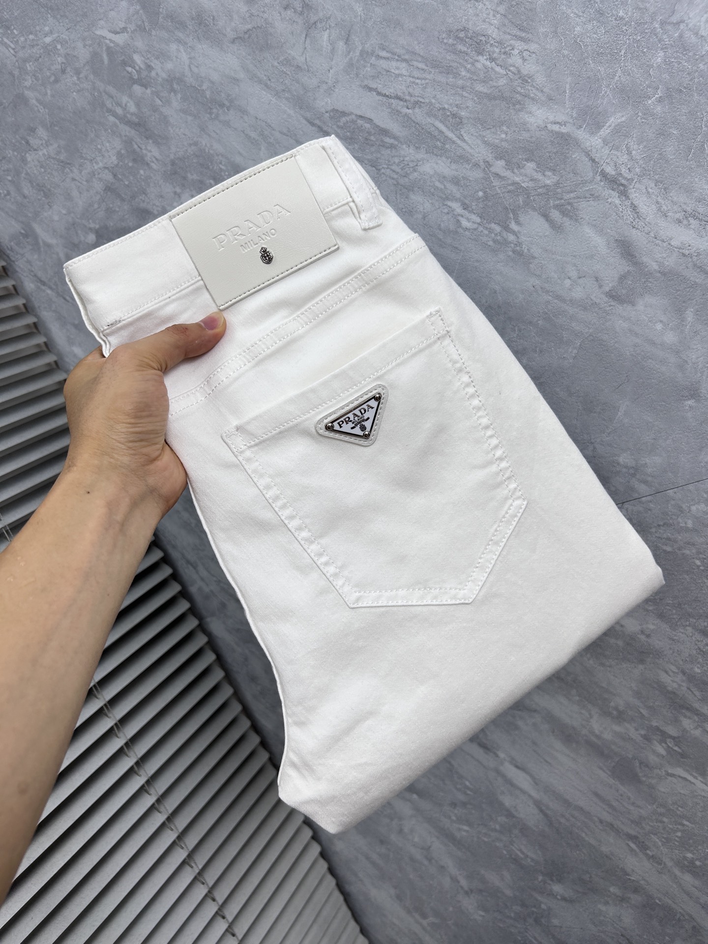 NO:934535,Prada high-end customization, the latest jeans, sold simultaneously at the counter, original customization, customer-supplied hardware accessories, original quality, imported solid color denim elastic fabric, heavy washing, fine workmanship, excellent upper body!  Preferred items……………………………………………………………… Size29-38,,prada,jeans,19860909普拉达 高端定制、最新款牛仔裤 柜台同步发售 原版定制 客供五金辅料 原单品质 进口固色牛仔弹力面料 重工洗水 做工走线精细 上身绝佳！优选单品 …………………………………………………… Size29-38,,prada,jeans,,Men's clothing