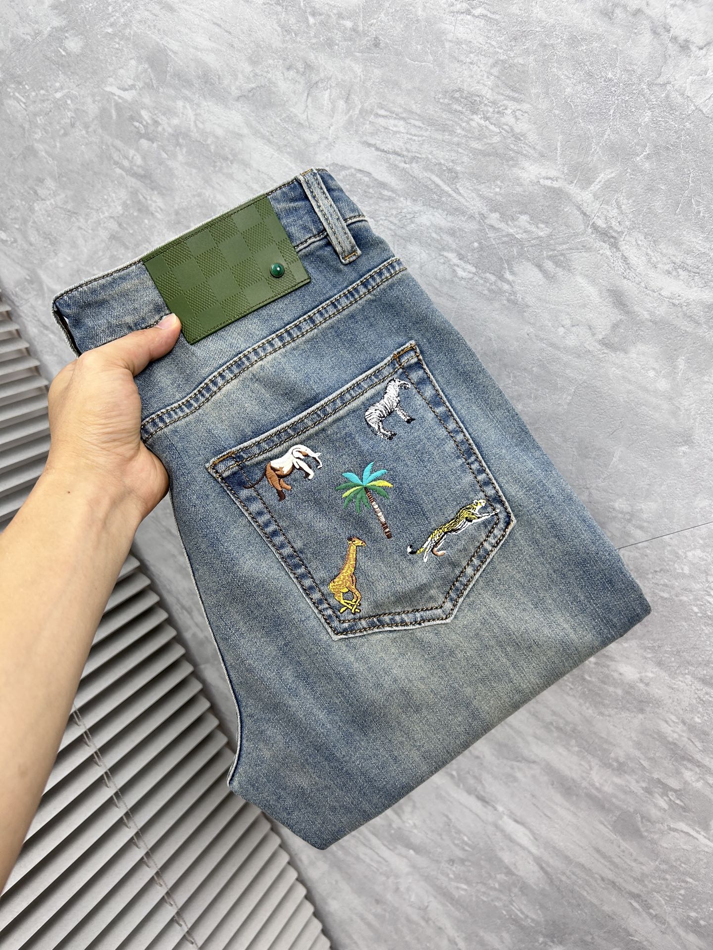 NO:934527,LV high-end customization, the latest jeans are sold simultaneously at the counter. Original customization. Customer-supplied hardware accessories. Original quality. Imported solid-color denim elastic fabric. Heavy washing. Fine workmanship and routing. Excellent upper body!  Preferred items……………………………………………………………… Size29-38,,louis vuitton,jeans,19860909LV高端定制、最新款牛仔裤 柜台同步发售 原版定制 客供五金辅料 原单品质 进口固色牛仔弹力面料 重工洗水 做工走线精细 上身绝佳！优选单品 …………………………………………………… Size29-38,,louis vuitton,jeans,,Men's clothing