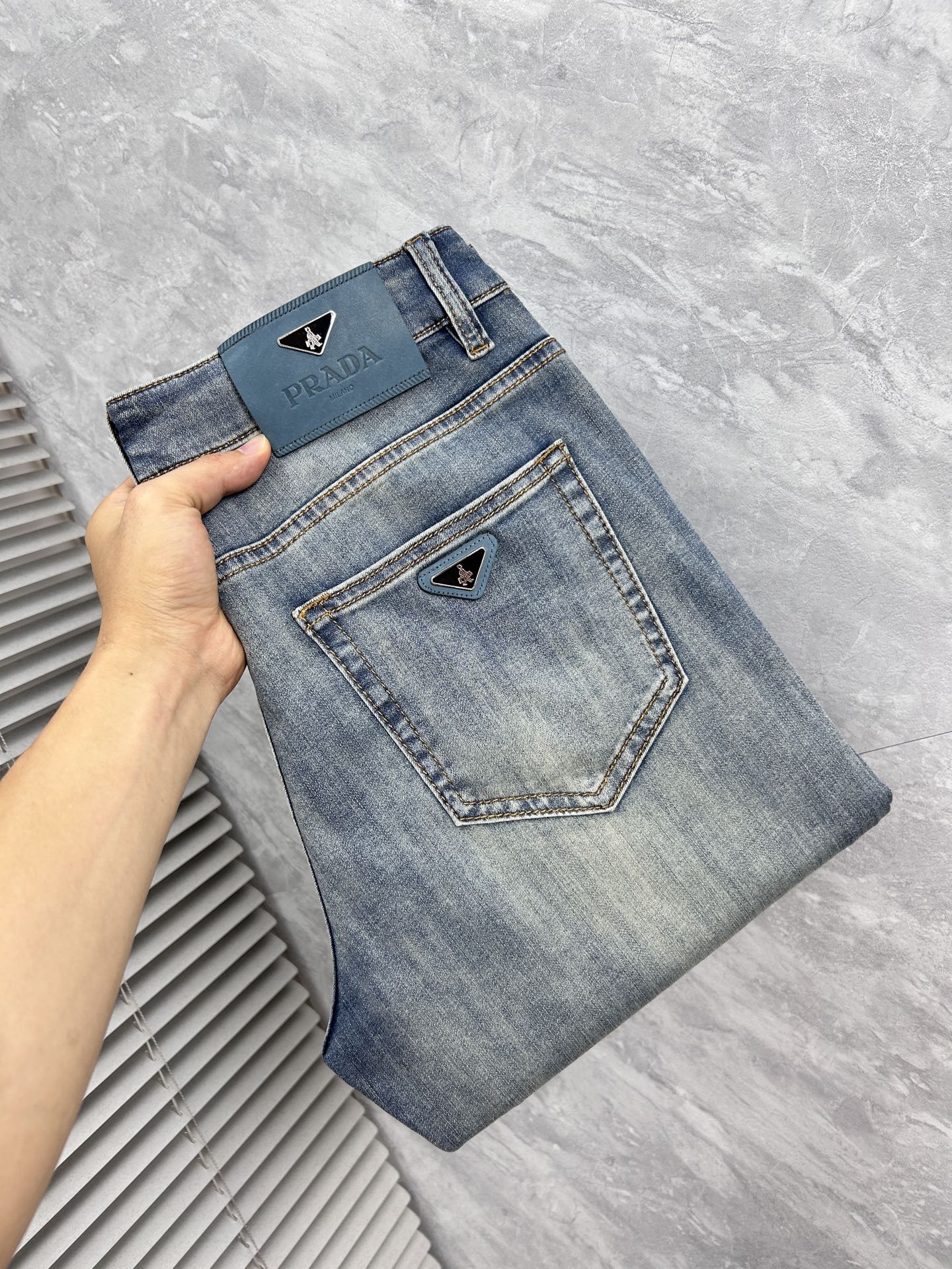 NO:908921,Prada high-end customization, the latest jeans, sold simultaneously at the counter, original customization, customer-supplied hardware accessories, original quality, imported solid color denim elastic fabric, heavy washing, fine workmanship, excellent upper body!  Preferred items……………………………………………………………… Size29-38,,prada,jeans,19860909普拉达 高端定制、最新款牛仔裤 柜台同步发售 原版定制 客供五金辅料 原单品质 进口固色牛仔弹力面料 重工洗水 做工走线精细 上身绝佳！优选单品 …………………………………………………… Size29-38,,prada,jeans,,Men's clothing