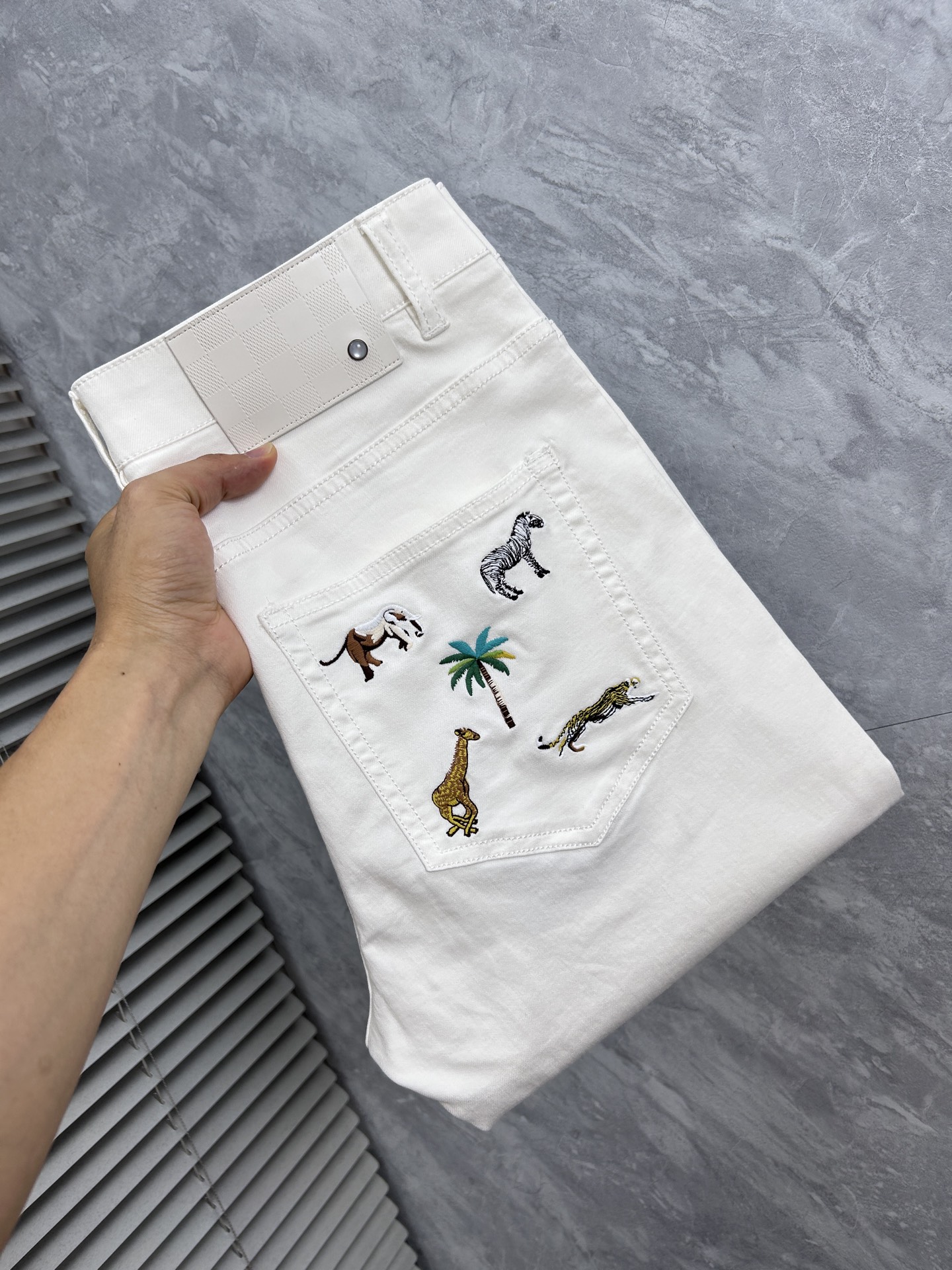 NO:908925,LV high-end customization, the latest jeans are sold simultaneously at the counter. Original customization. Customer-supplied hardware accessories. Original quality. Imported solid-color denim elastic fabric. Heavy washing. Fine workmanship and routing. Excellent upper body!  Preferred items……………………………………………………………… Size29-38,,louis vuitton,jeans,19860909LV高端定制、最新款牛仔裤 柜台同步发售 原版定制 客供五金辅料 原单品质 进口固色牛仔弹力面料 重工洗水 做工走线精细 上身绝佳！优选单品 …………………………………………………… Size29-38,,louis vuitton,jeans,,Men's clothing