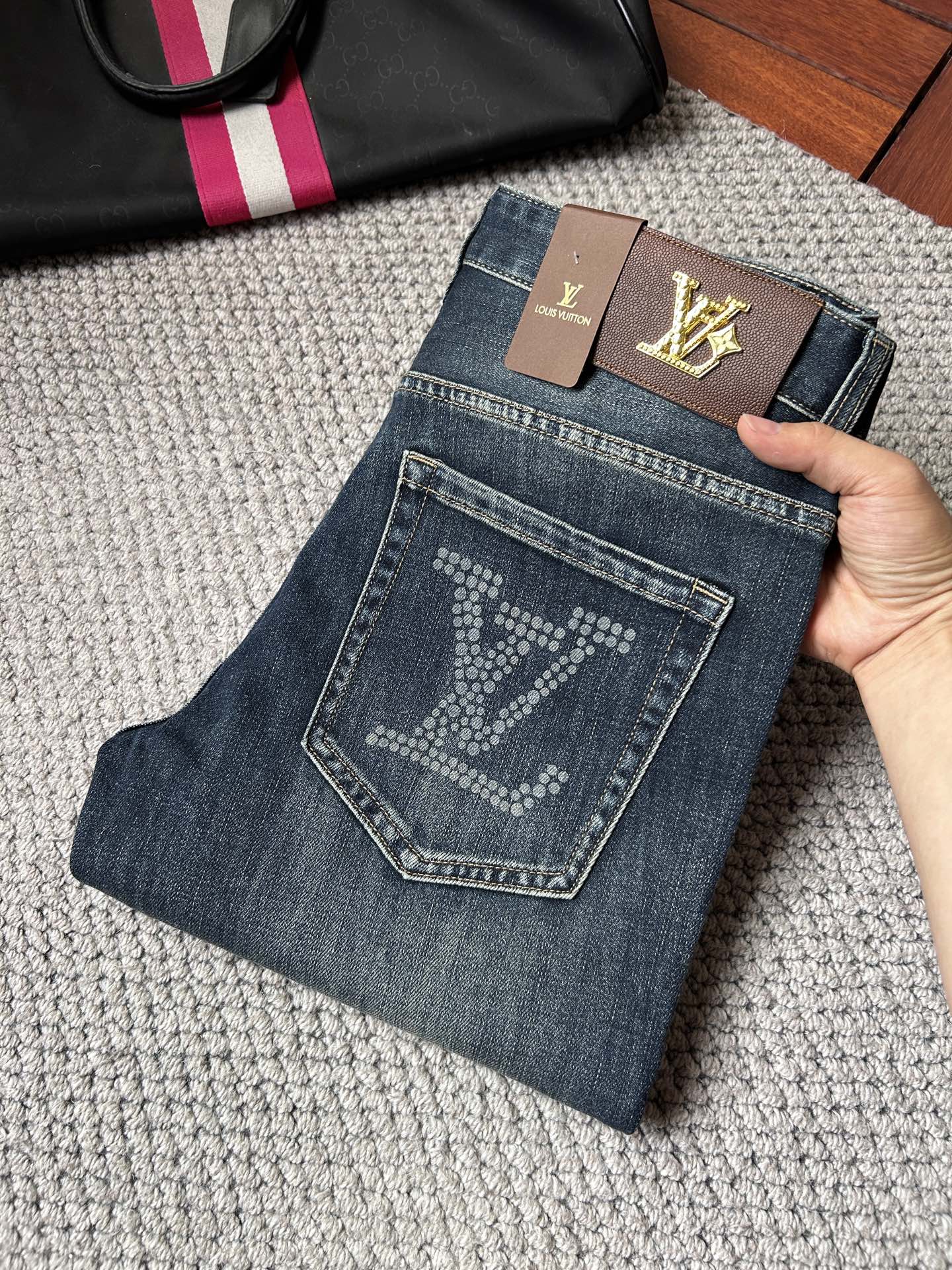 NO:918315,LV Louis Vuitton's 2026 new men's jeans are made of good elasticity. Exclusively available on the official website. Fashionable and elegant. Designed with heavy craftsmanship. Using original color yeast washing process. Selected imported heavyweight denim denim fabric. Equipped with counter hardware decoration. Genuine leather label. Exquisite stitching. Big brand style. Worth having. Size 28-38, shipped next day,,louis vuitton,louis vuitton,jeans,19860909LV路易威登 2026新品男士牛仔裤 面料弹性好.独家发售 官网同步 时尚优雅 重工艺设计.采用原色酵母水洗工艺 精选进口重磅丹宁牛仔面料 配专柜五金装饰 真皮皮牌 精致车线 大牌风范 值得拥有.码数28-38,隔天出货,,louis vuitton,louis vuitton,jeans,,Men's clothing