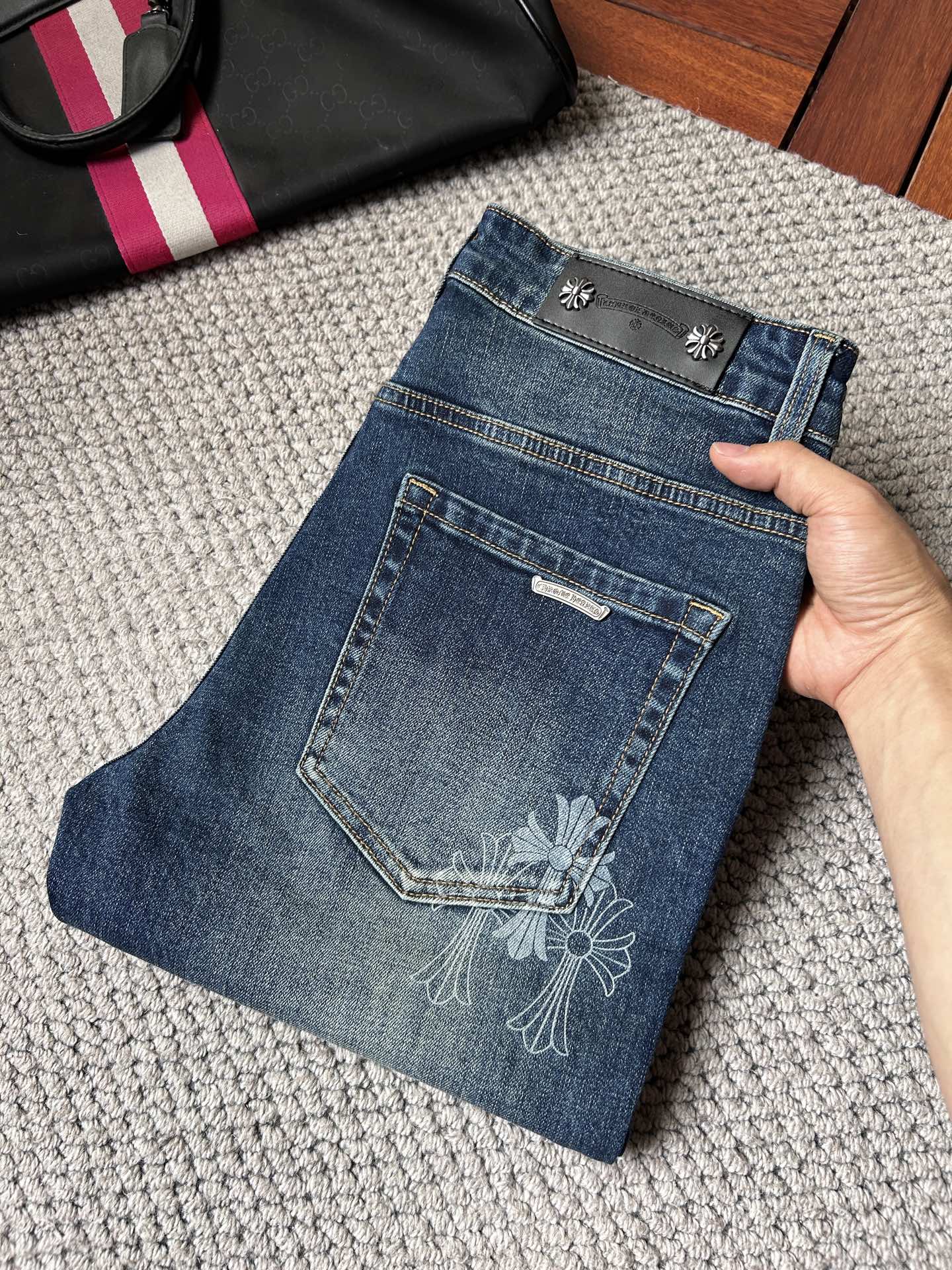 NO:918318,Cro's 2026 new men's jeans have good fabric elasticity. Exclusively available on the official website. Fashionable and elegant. Heavy craftsmanship design. Using original color yeast washing process. Selected imported heavyweight denim denim fabric. Equipped with counter hardware decoration. Genuine leather label. Exquisite stitching. Big brand style. Worth owning. Code number 28-38, shipped next day, chrome hearts, jeans,19860909克罗‘’2026新品男士牛仔裤 面料弹性好.独家发售 官网同步 时尚优雅 重工艺设计.采用原色酵母水洗工艺 精选进口重磅丹宁牛仔面料 配专柜五金装饰 真皮皮牌 精致车线 大牌风范 值得拥有.码数28-38,隔天出货,,chrome hearts,jeans,,Men's clothing