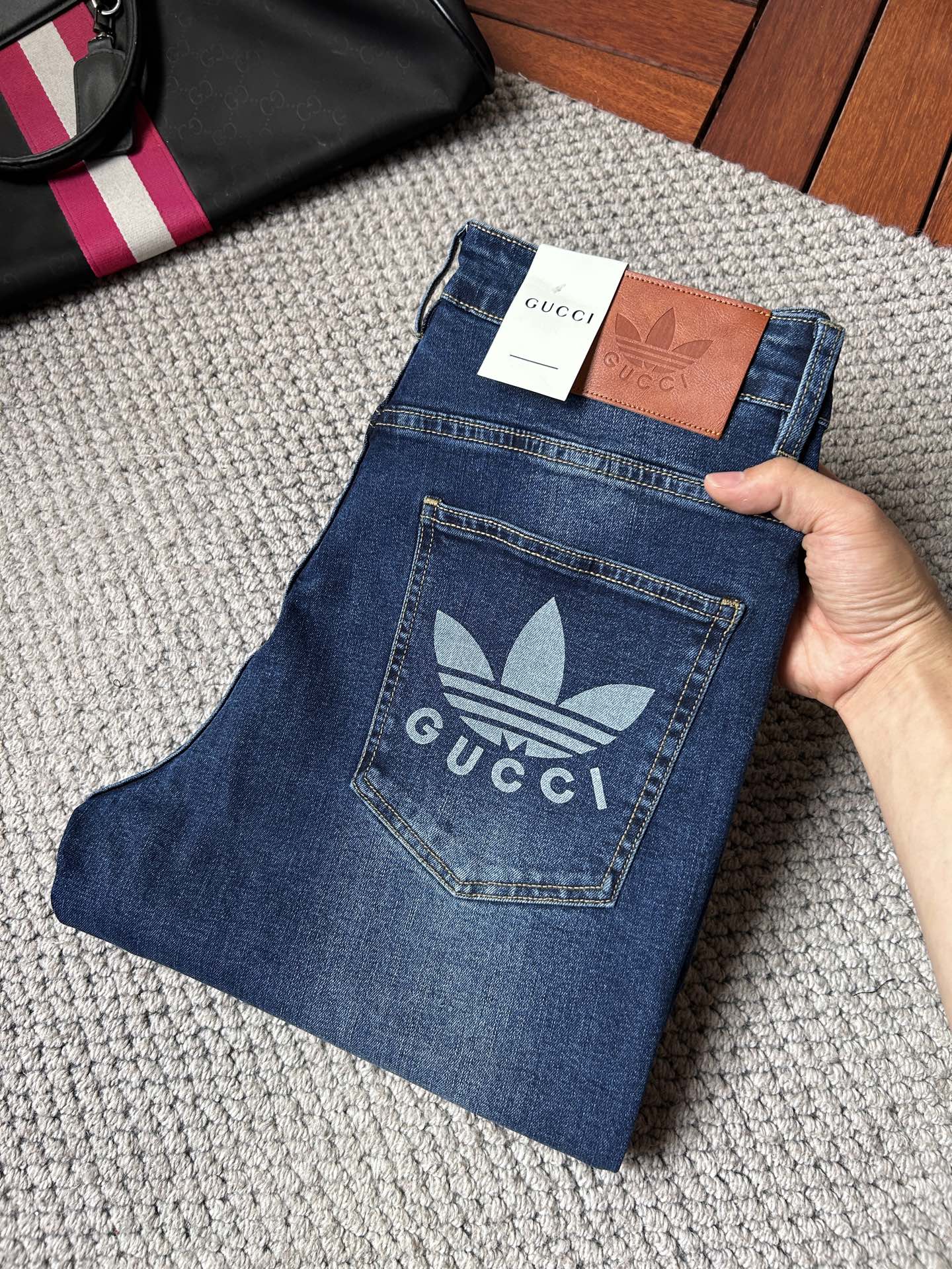 NO:918321,Gucci's 2026 new men's jeans. The fabric has good elasticity. Exclusively available on the official website. Fashionable and elegant. Heavy craftsmanship design. Using original color yeast washing process. Selected imported heavyweight denim denim fabric. Equipped with counter hardware decoration. Genuine leather label. Exquisite stitching. Big brand style. Worth owning. Size 28-38, shipped next day,,jeans,19860909古奇 2026新品男士牛仔裤 面料弹性好.独家发售 官网同步 时尚优雅 重工艺设计.采用原色酵母水洗工艺 精选进口重磅丹宁牛仔面料 配专柜五金装饰 真皮皮牌 精致车线 大牌风范 值得拥有.码数28-38,隔天出货,,jeans,,Men's clothing