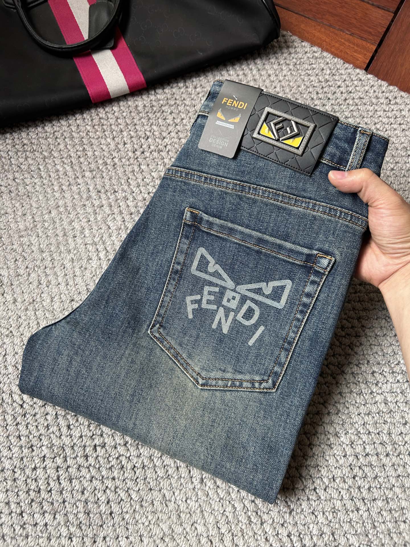 NO:918324,Fen's 2026 new men's jeans. The fabric is very elastic. Exclusively available on the official website. Fashionable and elegant. Heavy craftsmanship design. Using original color yeast washing process. Selected imported heavyweight denim denim fabric. Equipped with counter hardware decoration. Genuine leather label. Exquisite stitching. Big brand style. Worth owning. Size 28-38, shipped next day,,jeans,19860909芬‘’2026新品男士牛仔裤 面料弹性好.独家发售 官网同步 时尚优雅 重工艺设计.采用原色酵母水洗工艺 精选进口重磅丹宁牛仔面料 配专柜五金装饰 真皮皮牌 精致车线 大牌风范 值得拥有.码数28-38,隔天出货,,jeans,,Men's clothing