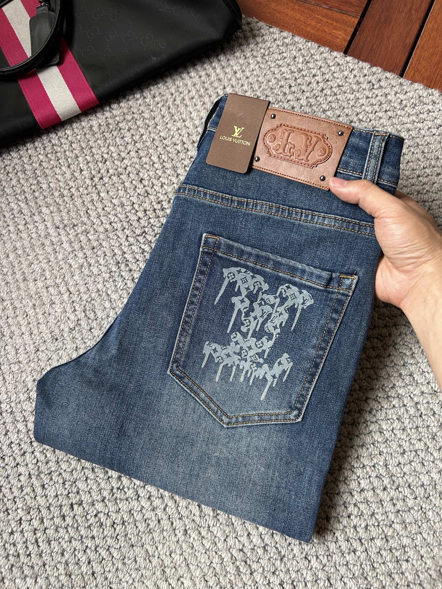 NO:918327,LV2026 new men's jeans with good elasticity. Exclusive sale on the official website. Fashionable and elegant. Heavy craftsmanship design. Using original color yeast washing process. Selected imported heavyweight denim denim fabric. Equipped with counter hardware decoration. Genuine leather label. Exquisite stitching. Big brand style. Worth owning. Size 28-38, shipped next day, Louis Vuitton, Jeans,19860909LV2026新品男士牛仔裤 面料弹性好.独家发售 官网同步 时尚优雅 重工艺设计.采用原色酵母水洗工艺 精选进口重磅丹宁牛仔面料 配专柜五金装饰 真皮皮牌 精致车线 大牌风范 值得拥有.码数28-38,隔天出货,,louis vuitton,jeans,,Men's clothing