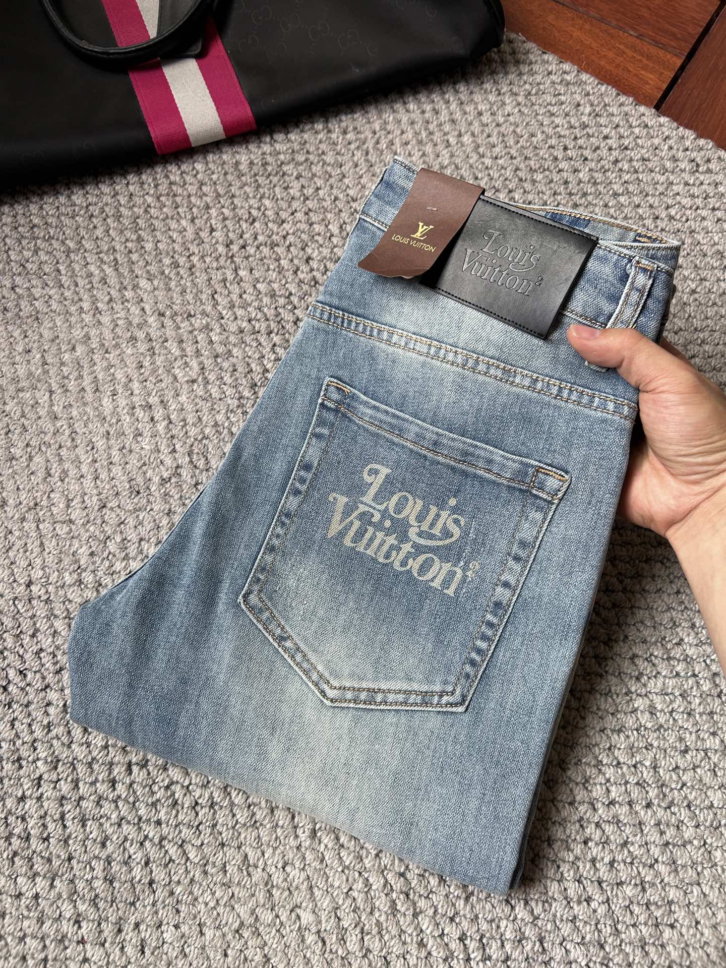 NO:918330,LV 2026 new men's jeans with good elasticity. Exclusively available on the official website. Fashionable and elegant. Heavy craftsmanship design. Using original color yeast washing process. Selected imported heavyweight denim denim fabric. Equipped with counter hardware decoration. Genuine leather label. Exquisite stitching. Big brand style. Worth owning. Size 28-38, shipped next day, Louis Vuitton, Jeans,19860909LV 2026新品男士牛仔裤 面料弹性好.独家发售 官网同步 时尚优雅 重工艺设计.采用原色酵母水洗工艺 精选进口重磅丹宁牛仔面料 配专柜五金装饰 真皮皮牌 精致车线 大牌风范 值得拥有.码数28-38,隔天出货,,louis vuitton,jeans,,Men's clothing