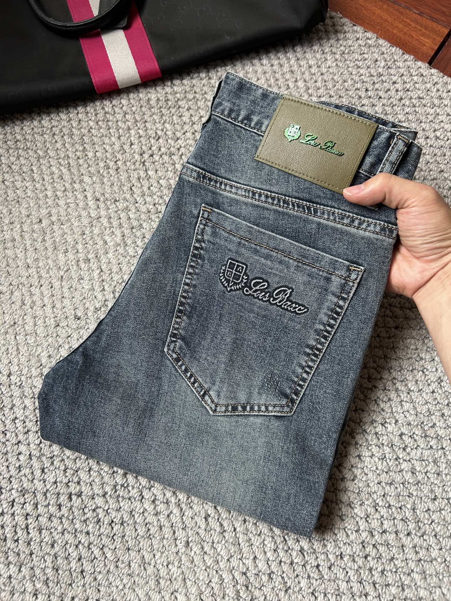 NO:918333,LG's 2026 new men's jeans have good fabric elasticity. Exclusively available on the official website. Fashionable and elegant. Heavy craftsmanship design. Using original color yeast washing process. Selected imported heavyweight denim denim fabric. Equipped with counter hardware decoration. Genuine leather label. Exquisite stitching. Big brand style. Worth owning. Code number 28-38, shipped next day,,jeans,19860909LG 2026新品男士牛仔裤 面料弹性好.独家发售 官网同步 时尚优雅 重工艺设计.采用原色酵母水洗工艺 精选进口重磅丹宁牛仔面料 配专柜五金装饰 真皮皮牌 精致车线 大牌风范 值得拥有.码数28-38,隔天出货,,jeans,,Men's clothing