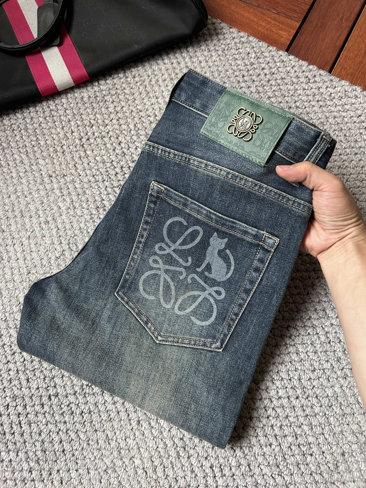NO:918336,Loewe's 2026 new men's jeans have good fabric elasticity. Exclusively available on the official website. Fashionable and elegant. Heavy craftsmanship design. Using original color yeast washing process. Selected imported heavyweight denim denim fabric. Equipped with counter hardware decoration. Genuine leather label. Exquisite stitching. Big brand style. Worth owning. Size 28-38, shipped next day, loewe,jeans,19860909罗意威2026新品男士牛仔裤 面料弹性好.独家发售 官网同步 时尚优雅 重工艺设计.采用原色酵母水洗工艺 精选进口重磅丹宁牛仔面料 配专柜五金装饰 真皮皮牌 精致车线 大牌风范 值得拥有.码数28-38,隔天出货,,loewe,jeans,,Men's clothing