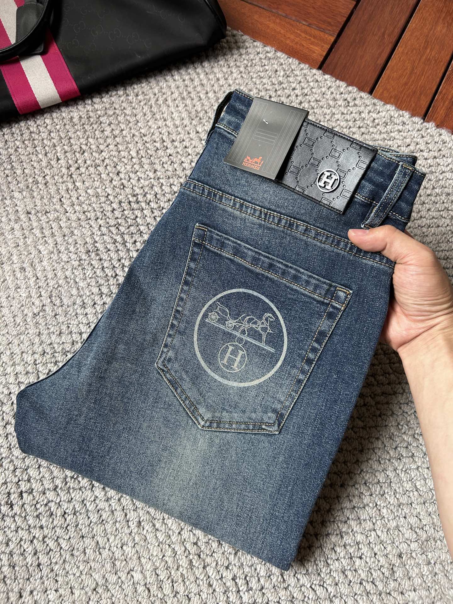 NO:918339,Hermès 2026 new men's jeans. The fabric is elastic. Exclusively available on the official website. Fashionable and elegant. Heavy craftsmanship design. Uses original color yeast washing process. Selected imported heavyweight denim denim fabric. Equipped with counter hardware decoration. Genuine leather label. Exquisite stitching. Big brand style. Worth owning. Size 28-38, shipped next day, hermes,jeans,19860909爱马仕 2026新品男士牛仔裤 面料弹性好.独家发售 官网同步 时尚优雅 重工艺设计.采用原色酵母水洗工艺 精选进口重磅丹宁牛仔面料 配专柜五金装饰 真皮皮牌 精致车线 大牌风范 值得拥有.码数28-38,隔天出货,,hermes,jeans,,Men's clothing