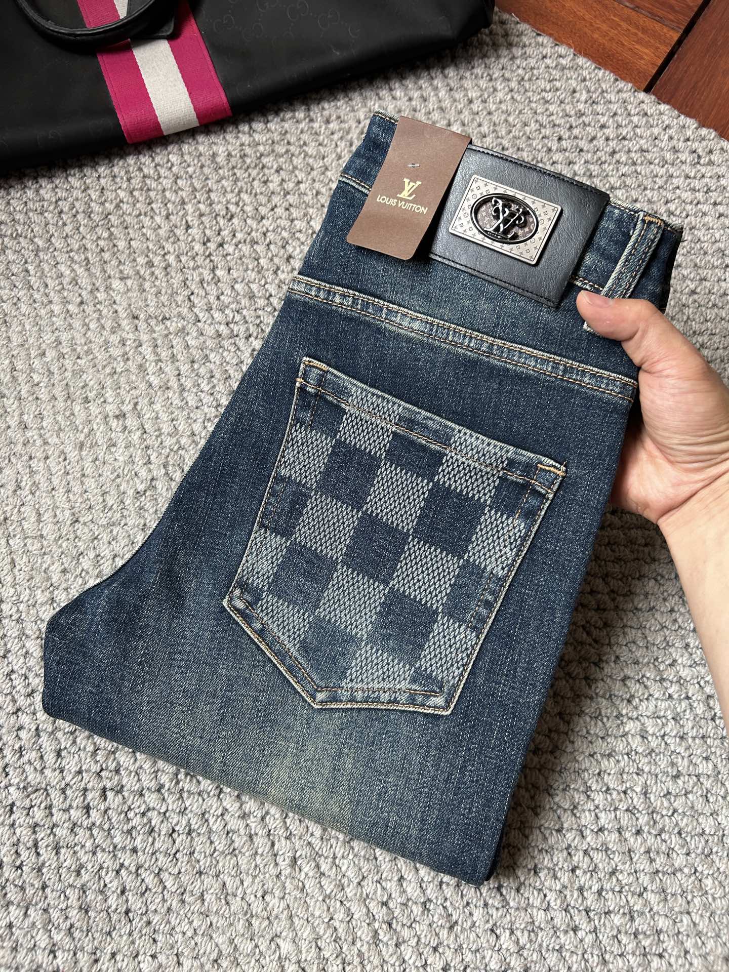 NO:918342,LV Louis Vuitton's 2026 new men's jeans are made of good elasticity. Exclusively available on the official website. Fashionable and elegant. Designed with heavy craftsmanship. Using original color yeast washing process. Selected imported heavyweight denim denim fabric. Equipped with counter hardware decoration. Genuine leather label. Exquisite stitching. Big brand style. Worth having. Size 28-38, shipped next day,,louis vuitton,louis vuitton,jeans,19860909LV路易威登 2026新品男士牛仔裤 面料弹性好.独家发售 官网同步 时尚优雅 重工艺设计.采用原色酵母水洗工艺 精选进口重磅丹宁牛仔面料 配专柜五金装饰 真皮皮牌 精致车线 大牌风范 值得拥有.码数28-38,隔天出货,,louis vuitton,louis vuitton,jeans,,Men's clothing
