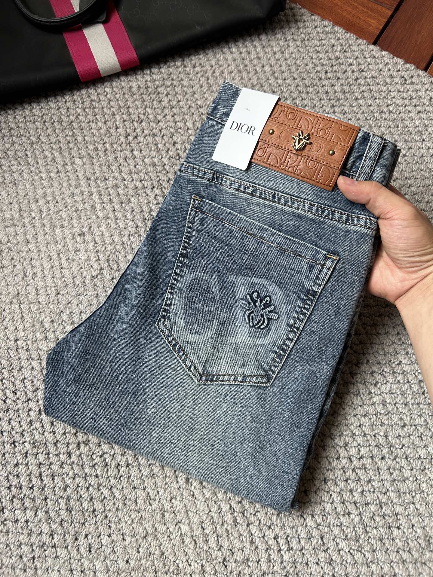 NO:918316,cd 2026 new men's jeans with good elasticity. Exclusively available on the official website. Fashionable and elegant. Heavy craftsmanship design. Using original color yeast washing process. Selected imported heavyweight denim denim fabric. Equipped with counter hardware decoration. Genuine leather label. Exquisite stitching. Big brand style. Worth owning. Size 28-38, shipped next day,,jeans,19860909cd 2026新品男士牛仔裤 面料弹性好.独家发售 官网同步 时尚优雅 重工艺设计.采用原色酵母水洗工艺 精选进口重磅丹宁牛仔面料 配专柜五金装饰 真皮皮牌 精致车线 大牌风范 值得拥有.码数28-38,隔天出货,,jeans,,Men's clothing