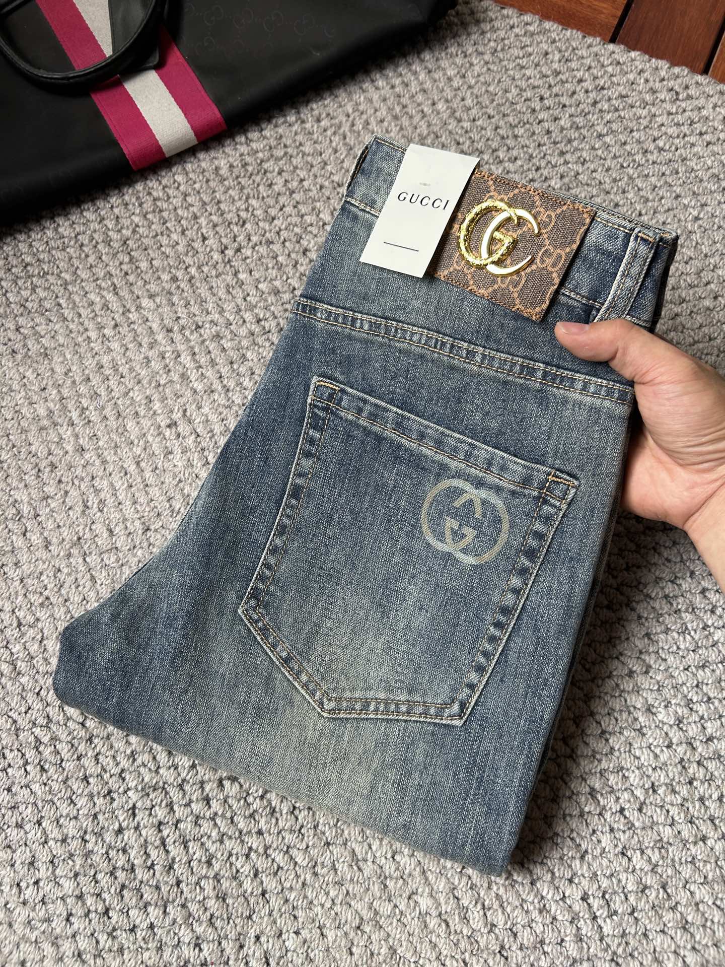 NO:918319,Gucci t2026 new men's jeans. The fabric is very elastic. Exclusively available on the official website. Fashionable and elegant. Heavy craftsmanship design. Using original color yeast washing process. Selected imported heavyweight denim denim fabric. Equipped with counter hardware decoration. Genuine leather label. Exquisite stitching. Big brand style. Worth owning. Size 28-38, shipped next day,,jeans,19860909古奇t2026新品男士牛仔裤 面料弹性好.独家发售 官网同步 时尚优雅 重工艺设计.采用原色酵母水洗工艺 精选进口重磅丹宁牛仔面料 配专柜五金装饰 真皮皮牌 精致车线 大牌风范 值得拥有.码数28-38,隔天出货,,jeans,,Men's clothing