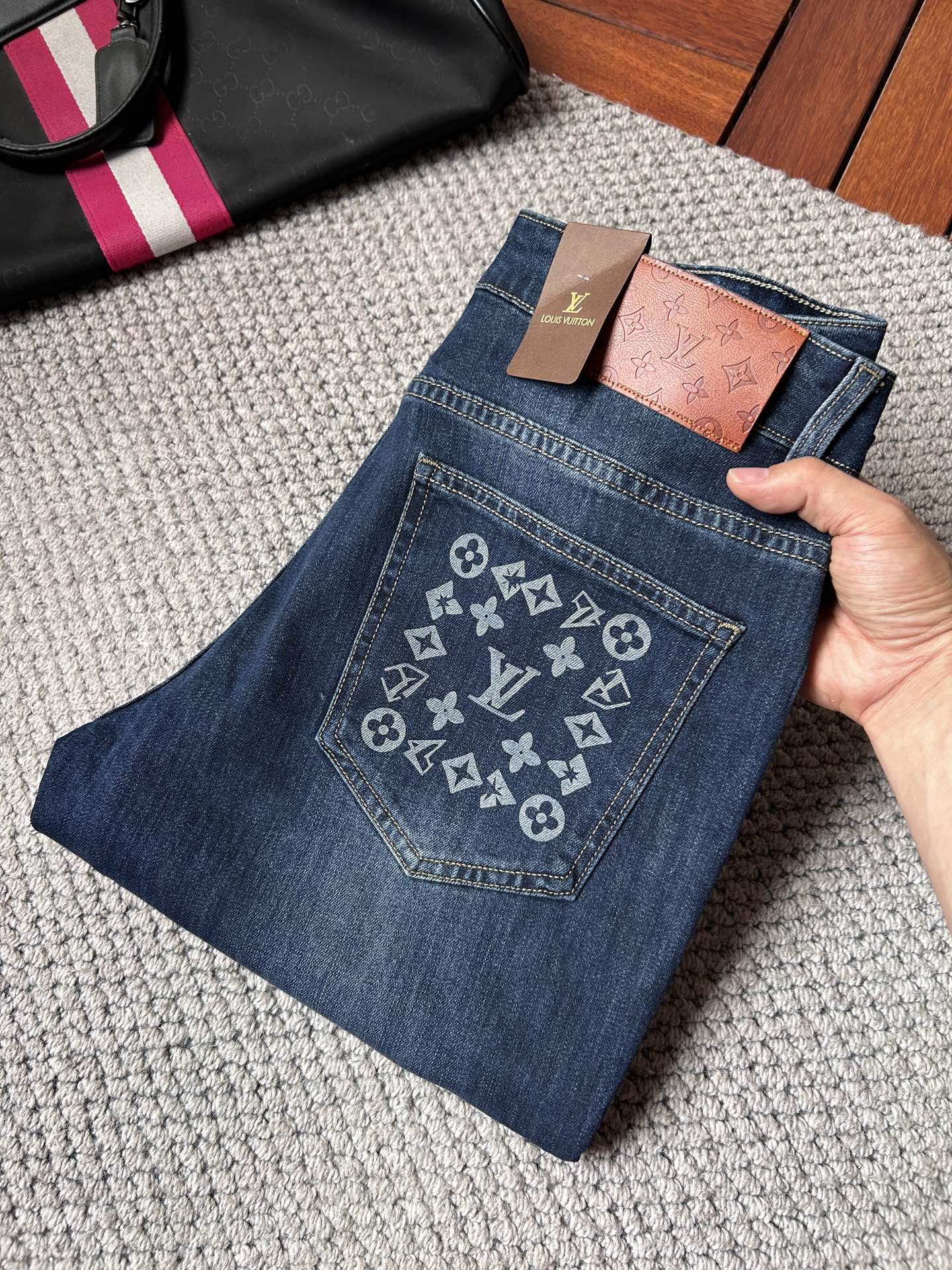 NO:918322,LV Louis Vuitton's 2026 new men's jeans are made of good elasticity. Exclusively available on the official website. Fashionable and elegant. Designed with heavy craftsmanship. Using original color yeast washing process. Selected imported heavyweight denim denim fabric. Equipped with counter hardware decoration. Genuine leather label. Exquisite stitching. Big brand style. Worth having. Size 28-38, shipped next day,,louis vuitton,louis vuitton,jeans,19860909LV路易威登 2026新品男士牛仔裤 面料弹性好.独家发售 官网同步 时尚优雅 重工艺设计.采用原色酵母水洗工艺 精选进口重磅丹宁牛仔面料 配专柜五金装饰 真皮皮牌 精致车线 大牌风范 值得拥有.码数28-38,隔天出货,,louis vuitton,louis vuitton,jeans,,Men's clothing