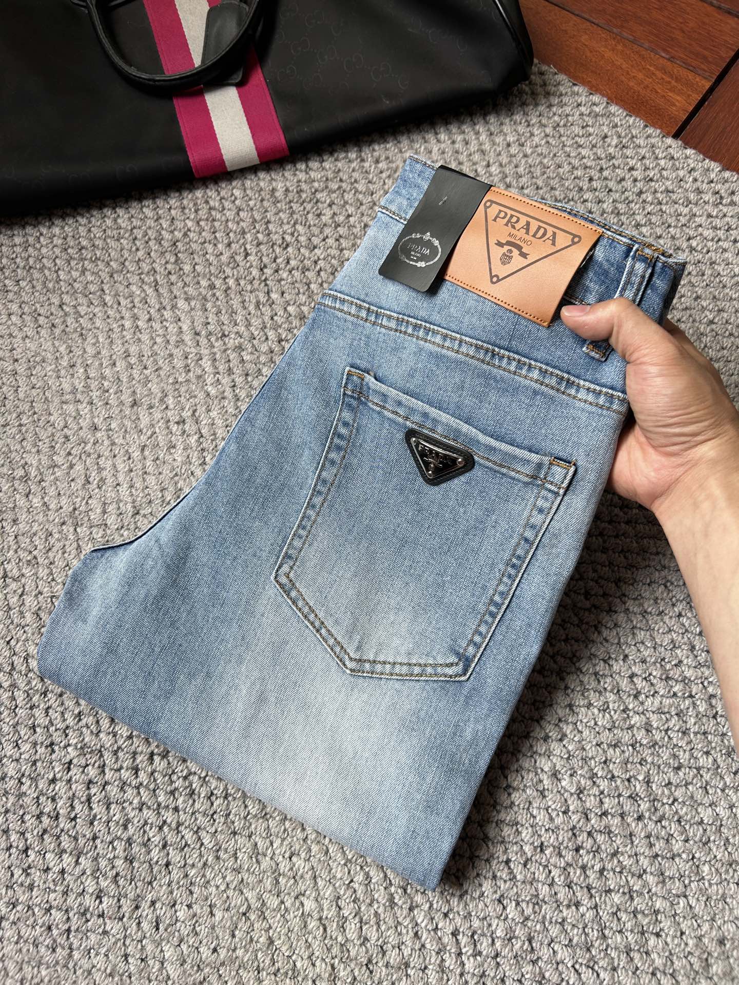 NO:918325,Prada's 2026 new men's jeans have good fabric elasticity. Exclusively available on the official website. Fashionable and elegant. Heavy craftsmanship design. Using original color yeast washing process. Selected imported heavyweight denim denim fabric. Equipped with counter hardware decoration. Genuine leather label. Exquisite stitching. Big brand style. Worth owning. Size 28-38, shipped next day, prada, jeans,19860909普拉‘’2026新品男士牛仔裤 面料弹性好.独家发售 官网同步 时尚优雅 重工艺设计.采用原色酵母水洗工艺 精选进口重磅丹宁牛仔面料 配专柜五金装饰 真皮皮牌 精致车线 大牌风范 值得拥有.码数28-38,隔天出货,,prada,jeans,,Men's clothing