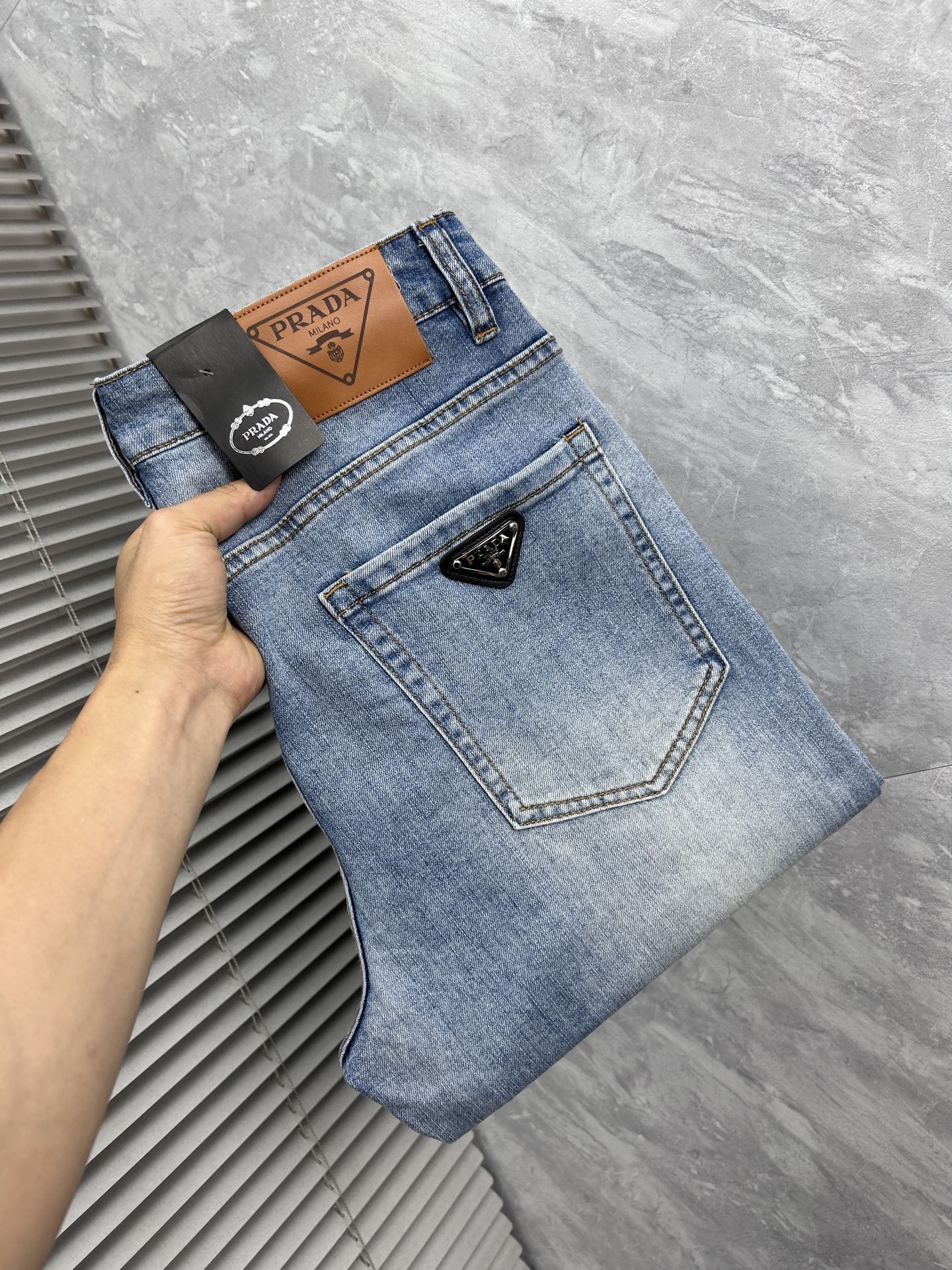 NO:877622,Prada's 2026 new men's jeans have good fabric elasticity. Exclusively available on the official website. Fashionable and elegant. Heavy craftsmanship design. Adopt original color yeast washing process. Selected imported heavyweight denim denim fabric. Equipped with counter hardware decoration. Genuine leather label. Exquisite stitching. Big brand style. Worth owning. Size 28-38, shipped next day, prada,jeans,19860909普拉达 2026新品男士牛仔裤 面料弹性好.独家发售 官网同步 时尚优雅 重工艺设计.采用原色酵母水洗工艺 精选进口重磅丹宁牛仔面料 配专柜五金装饰 真皮皮牌 精致车线 大牌风范 值得拥有.码数28-38,隔天出货,,prada,jeans,,Men's clothing