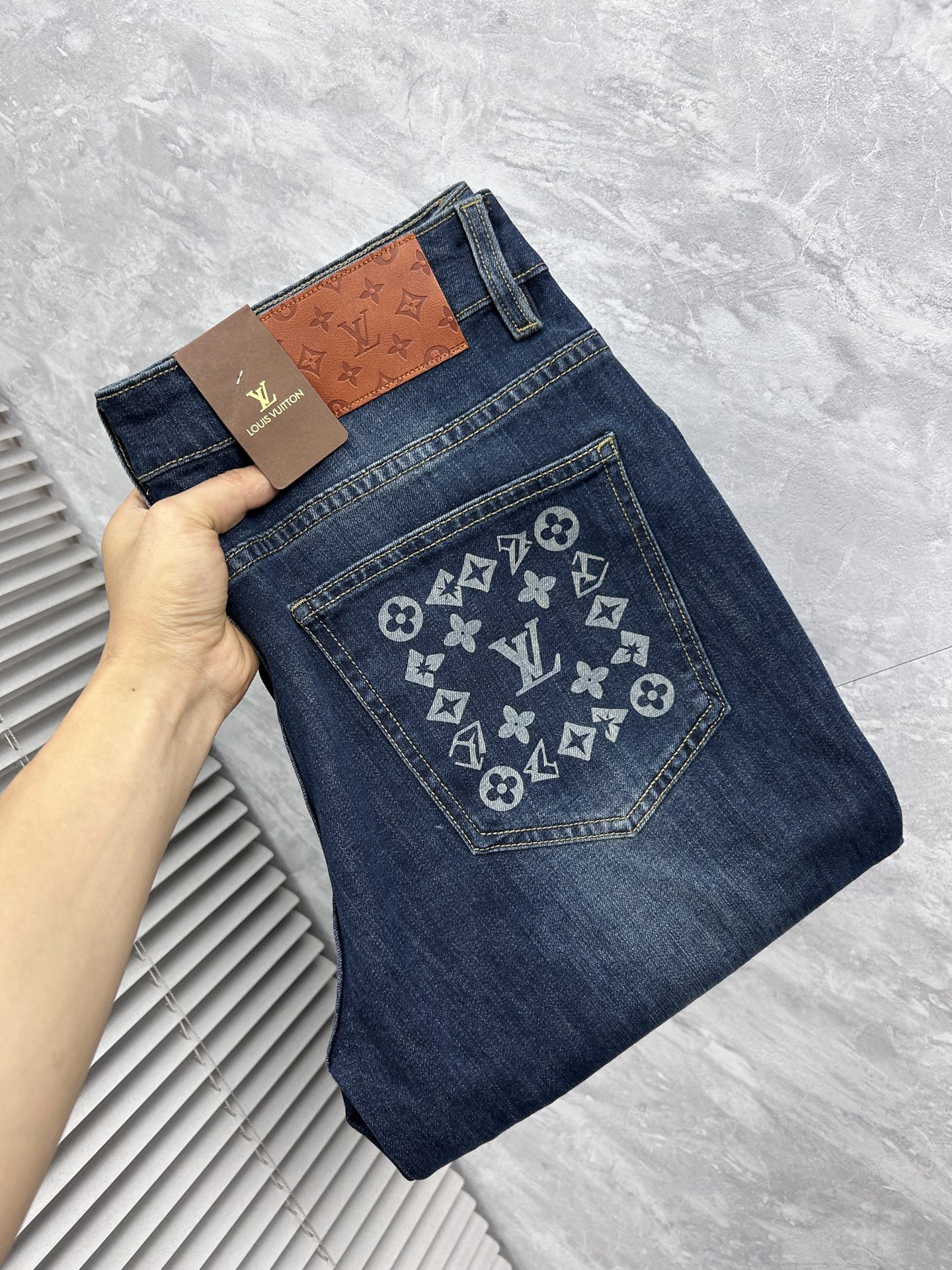 NO:877618,LV Louis Vuitton's 2026 new men's jeans are made of good elasticity. Exclusively available on the official website. Fashionable and elegant. Designed with heavy craftsmanship. Using original color yeast washing process. Selected imported heavyweight denim denim fabric. Equipped with counter hardware decoration. Genuine leather label. Exquisite stitching. Big brand style. Worth having. Size 28-38, shipped next day,,louis vuitton,louis vuitton,jeans,19860909LV路易威登 2026新品男士牛仔裤 面料弹性好.独家发售 官网同步 时尚优雅 重工艺设计.采用原色酵母水洗工艺 精选进口重磅丹宁牛仔面料 配专柜五金装饰 真皮皮牌 精致车线 大牌风范 值得拥有.码数28-38,隔天出货,,louis vuitton,louis vuitton,jeans,,Men's clothing