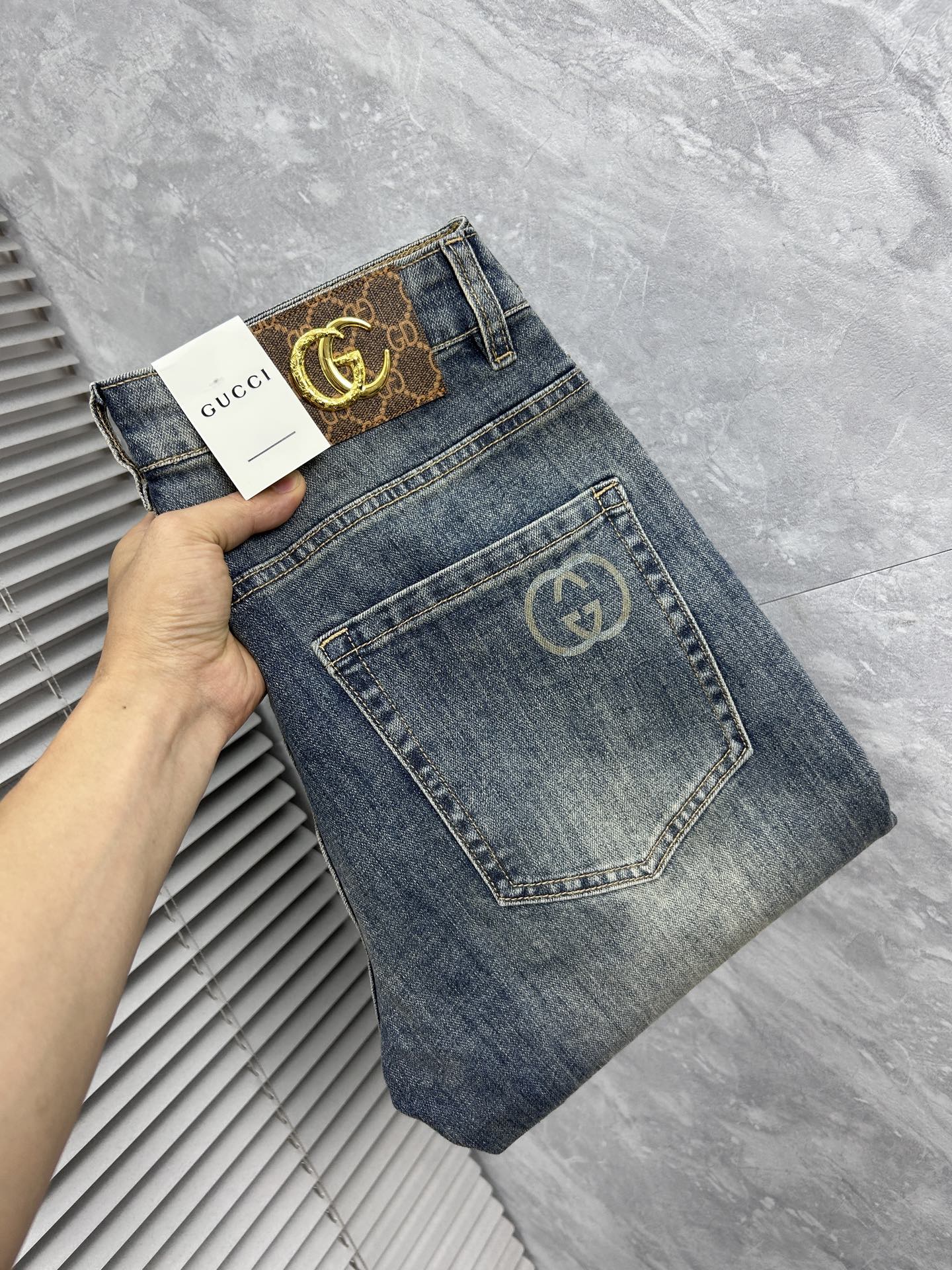 NO:877614,Gucci's 2026 new men's jeans. The fabric has good elasticity. Exclusively available on the official website. Fashionable and elegant. Heavy craftsmanship design. Using original color yeast washing process. Selected imported heavyweight denim denim fabric. Equipped with counter hardware decoration. Genuine leather label. Exquisite stitching. Big brand style. Worth owning. Size 28-38, shipped next day,,jeans,19860909古奇 2026新品男士牛仔裤 面料弹性好.独家发售 官网同步 时尚优雅 重工艺设计.采用原色酵母水洗工艺 精选进口重磅丹宁牛仔面料 配专柜五金装饰 真皮皮牌 精致车线 大牌风范 值得拥有.码数28-38,隔天出货,,jeans,,Men's clothing