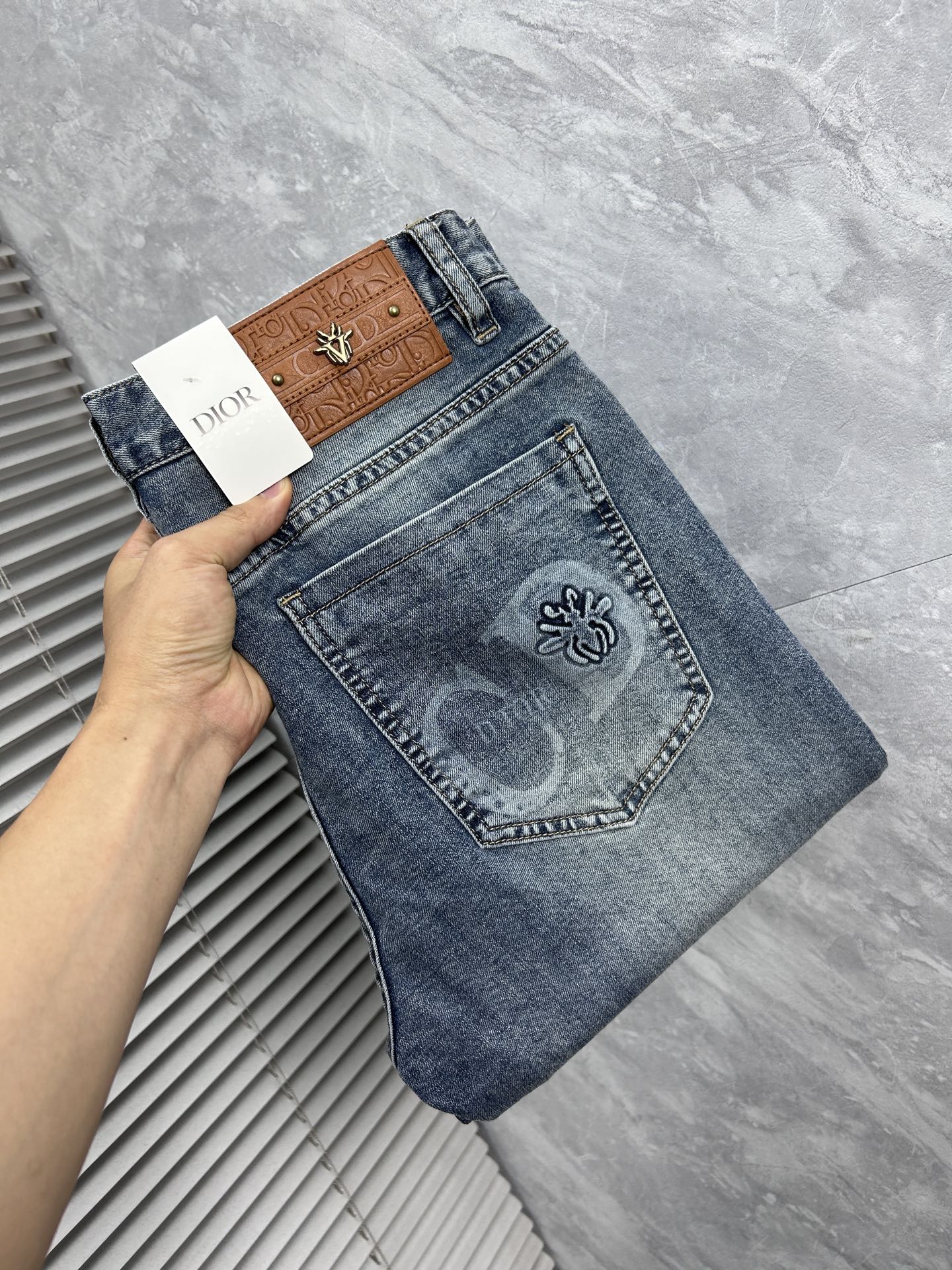 NO:877610,dr 2026 new men's jeans with good fabric elasticity. Exclusively available on the official website. Fashionable and elegant. Heavy craftsmanship design. Using original color yeast washing process. Selected imported heavyweight denim denim fabric. Equipped with counter hardware decoration. Genuine leather label. Exquisite stitching. Big brand style. Worth owning. Size 28-38, shipped next day,,jeans,19860909dr 2026新品男士牛仔裤 面料弹性好.独家发售 官网同步 时尚优雅 重工艺设计.采用原色酵母水洗工艺 精选进口重磅丹宁牛仔面料 配专柜五金装饰 真皮皮牌 精致车线 大牌风范 值得拥有.码数28-38,隔天出货,,jeans,,Men's clothing