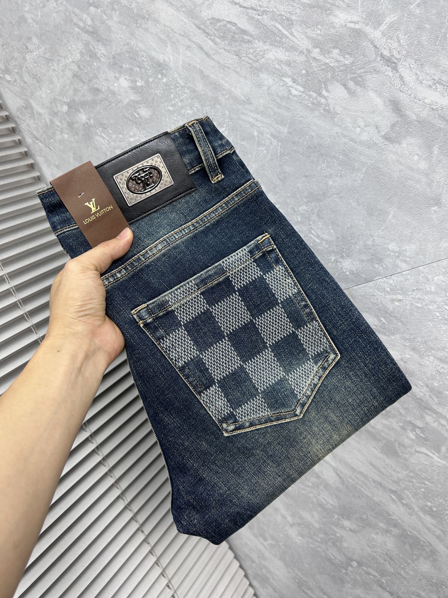 NO:877605,LV Louis Vuitton's 2026 new men's jeans are made of good elasticity. Exclusively available on the official website. Fashionable and elegant. Designed with heavy craftsmanship. Using original color yeast washing process. Selected imported heavyweight denim denim fabric. Equipped with counter hardware decoration. Genuine leather label. Exquisite stitching. Big brand style. Worth having. Size 28-38, shipped next day,,louis vuitton,louis vuitton,jeans,19860909LV路易威登 2026新品男士牛仔裤 面料弹性好.独家发售 官网同步 时尚优雅 重工艺设计.采用原色酵母水洗工艺 精选进口重磅丹宁牛仔面料 配专柜五金装饰 真皮皮牌 精致车线 大牌风范 值得拥有.码数28-38,隔天出货,,louis vuitton,louis vuitton,jeans,,Men's clothing