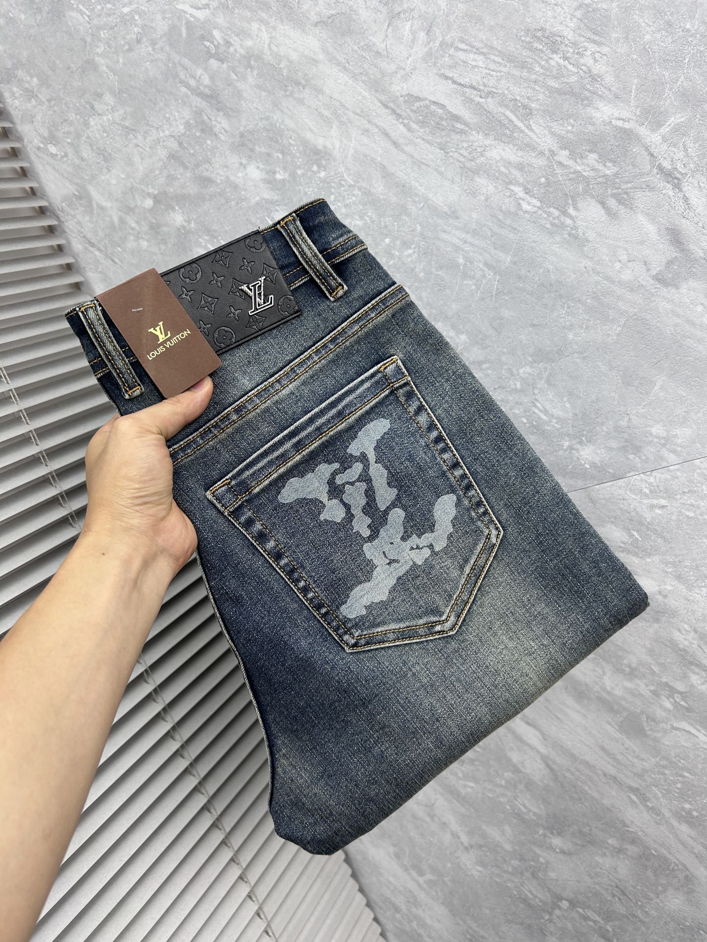 NO:937858,LV Louis Vuitton's 2026 new men's jeans have good fabric elasticity. Exclusively available on the official website. Fashionable and elegant. Heavy craftsmanship design. Using original color yeast washing process. Selected imported heavy denim denim fabric. Equipped with counter hardware decoration. Genuine leather label. Exquisite stitching. Big brand style. Worth owning. Size 28-38, shipped next day,,louis vuitton,louis vuitton,jeans,19860909LV路易威登 2026新品男士牛仔裤 面料弹性好.独家发售 官网同步 时尚优雅 重工艺设计.采用原色酵母水洗工艺 精选进口重磅丹宁牛仔面料 配专柜五金装饰 真皮皮牌 精致车线 大牌风范 值得拥有.码数28-38,隔天出货,,louis vuitton,louis vuitton,jeans,,Men's clothing