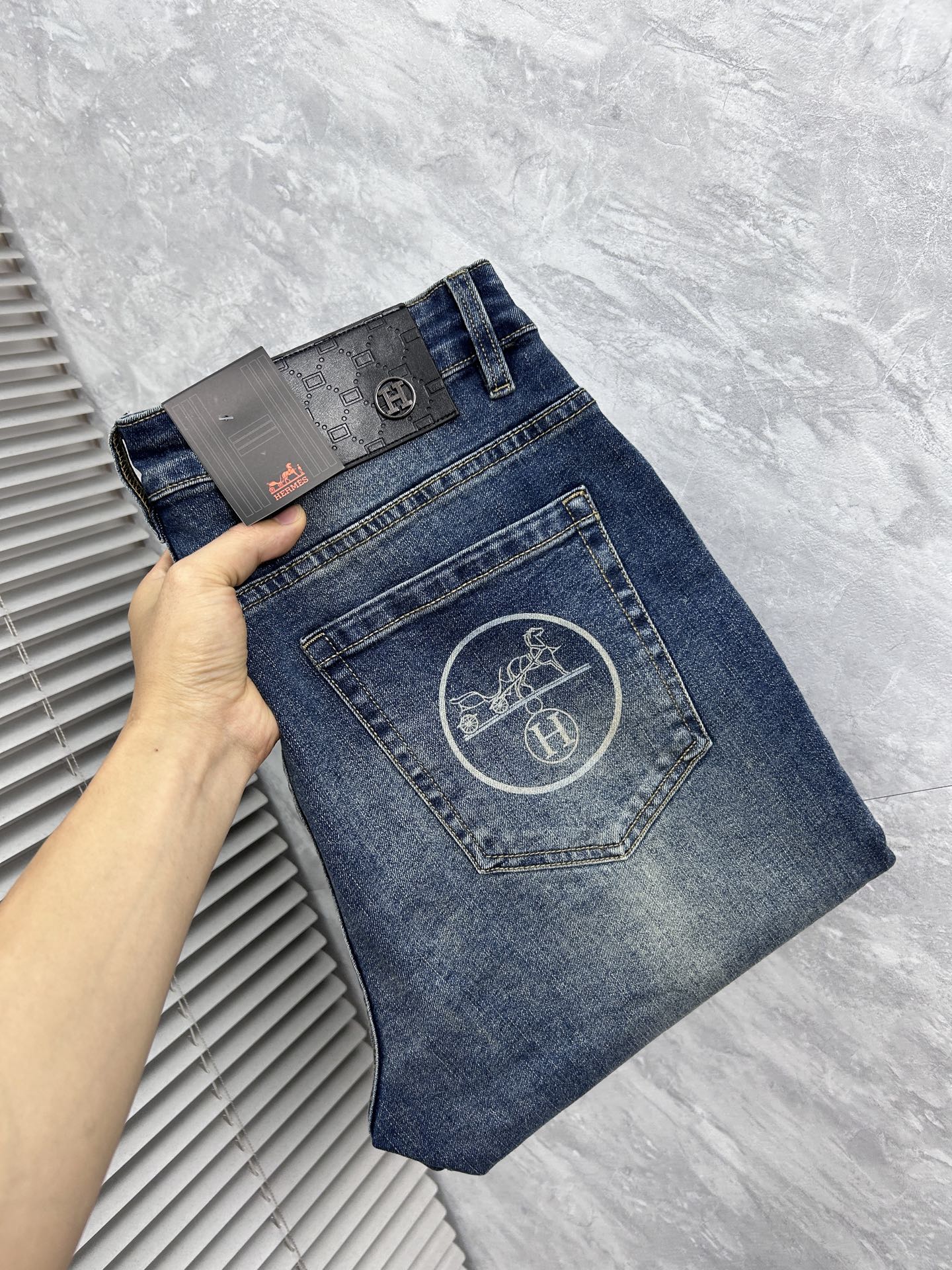 NO:877600,Hermès 2026 new men's jeans. The fabric is elastic. Exclusively available on the official website. Fashionable and elegant. Heavy craftsmanship design. Uses original color yeast washing process. Selected imported heavyweight denim denim fabric. Equipped with counter hardware decoration. Genuine leather label. Exquisite stitching. Big brand style. Worth owning. Size 28-38, shipped next day, hermes,jeans,19860909爱马仕 2026新品男士牛仔裤 面料弹性好.独家发售 官网同步 时尚优雅 重工艺设计.采用原色酵母水洗工艺 精选进口重磅丹宁牛仔面料 配专柜五金装饰 真皮皮牌 精致车线 大牌风范 值得拥有.码数28-38,隔天出货,,hermes,jeans,,Men's clothing