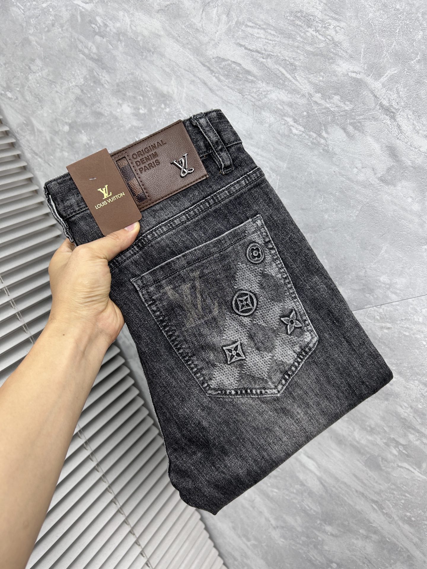 NO:877629,LV Louis Vuitton's 2026 new men's jeans are made of good elasticity. Exclusively available on the official website. Fashionable and elegant. Designed with heavy craftsmanship. Using original color yeast washing process. Selected imported heavyweight denim denim fabric. Equipped with counter hardware decoration. Genuine leather label. Exquisite stitching. Big brand style. Worth having. Size 28-38, shipped next day,,louis vuitton,louis vuitton,jeans,19860909LV路易威登 2026新品男士牛仔裤 面料弹性好.独家发售 官网同步 时尚优雅 重工艺设计.采用原色酵母水洗工艺 精选进口重磅丹宁牛仔面料 配专柜五金装饰 真皮皮牌 精致车线 大牌风范 值得拥有.码数28-38,隔天出货,,louis vuitton,louis vuitton,jeans,,Men's clothing