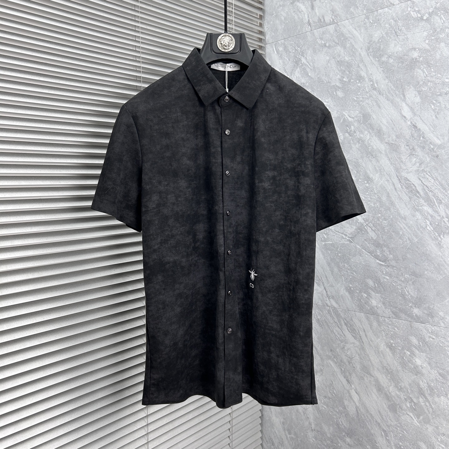 NO:863213,dr 2026ss spring and summer fashion hot-selling short-sleeved shirt, sold through trading company channels, in perfect condition, belongs to the cabinet level, predictable hot-selling, advanced customized imported long-staple cotton fabric, master tailoring, invincible texture, excellent skin-friendly, very outstanding aesthetic design, exquisite craftsmanship, smooth lines, perfect match!  Easily upgrade your sense of fashion, with high recognition, great upper body effect, extremely sophisticated and rigorous workmanship, neat and meticulous wiring, it can be worn for business or daily leisure!  Counter size M-3xl,,shirts,T-shirt,19860909dr 2026ss春夏时尚大爆款短袖衬衫,贸易公司渠道货,品相完美如斯,属于入柜级别,可预见性的爆款,高级定制进口长绒棉面料,大师级剪裁,质感无敌,亲肤性极佳,非常出彩的美学设计,工艺精湛,线条流畅,完美搭配！轻松将时髦感进阶,有着高强辨识度,上身效果超赞,做工极为考究严谨,走线工整细致,商务抑或日常休闲均可搭配！专柜尺码 M-3xl,,shirts,T-shirt,,Men's clothing