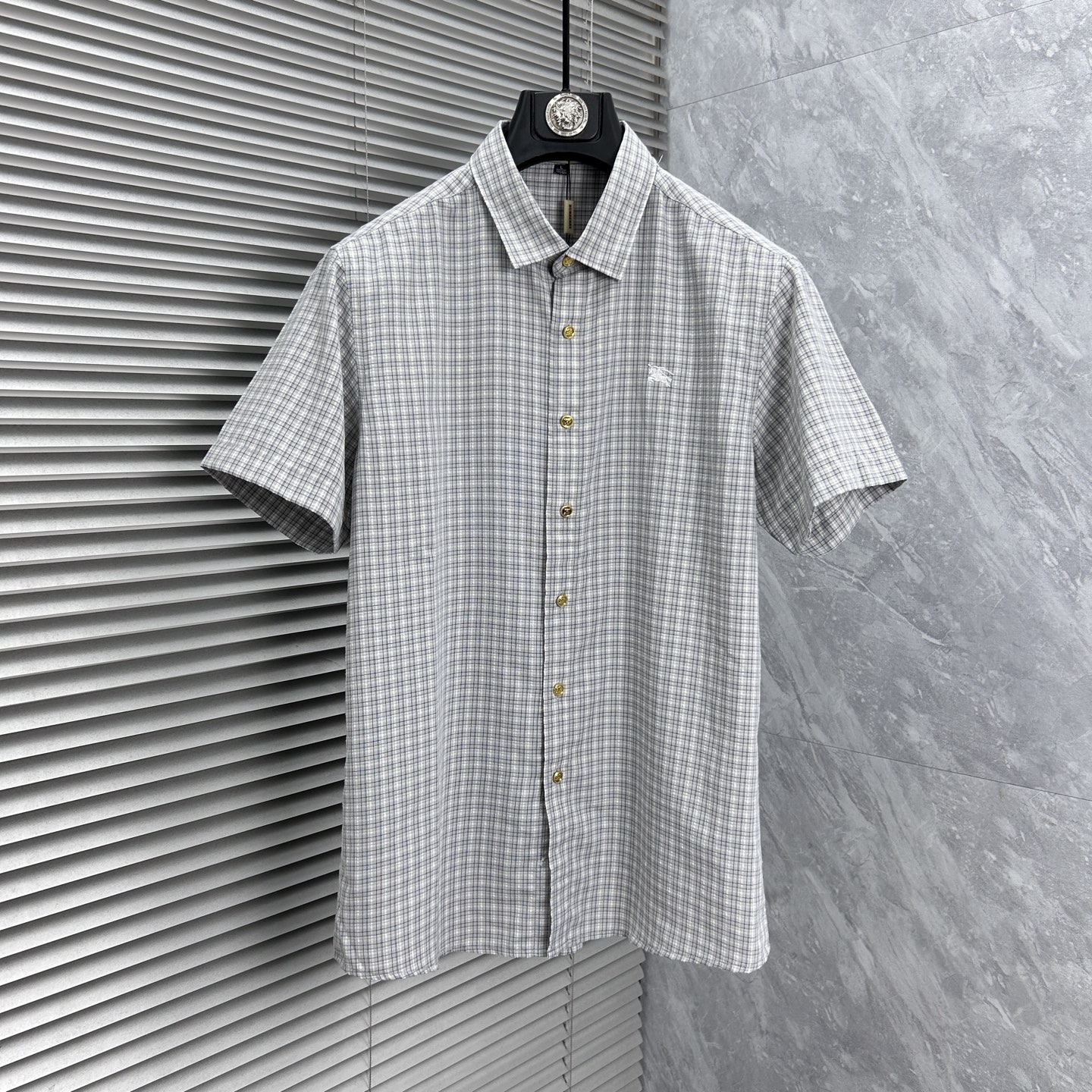 NO:863223,Babao's 2026ss spring and summer fashion hot-selling short-sleeved shirt, sold through trading company channels, in perfect condition, belongs to cabinet level, predictable hot style, advanced custom-made imported long-staple cotton fabric, master-level tailoring, invincible texture, excellent skin-friendly, very outstanding aesthetic design, exquisite craftsmanship, smooth lines, perfect match!  Easily upgrade your sense of fashion, with high recognition, great upper body effect, extremely sophisticated and rigorous workmanship, neat and meticulous wiring, it can be worn for business or daily leisure!  Counter size M-3xl,,burberry,shirts,T-shirt,19860909巴宝‘’2026ss春夏时尚大爆款短袖衬衫,贸易公司渠道货,品相完美如斯,属于入柜级别,可预见性的爆款,高级定制进口长绒棉面料,大师级剪裁,质感无敌,亲肤性极佳,非常出彩的美学设计,工艺精湛,线条流畅,完美搭配！轻松将时髦感进阶,有着高强辨识度,上身效果超赞,做工极为考究严谨,走线工整细致,商务抑或日常休闲均可搭配！专柜尺码 M-3xl,,burberry,shirts,T-shirt,,Men's clothing
