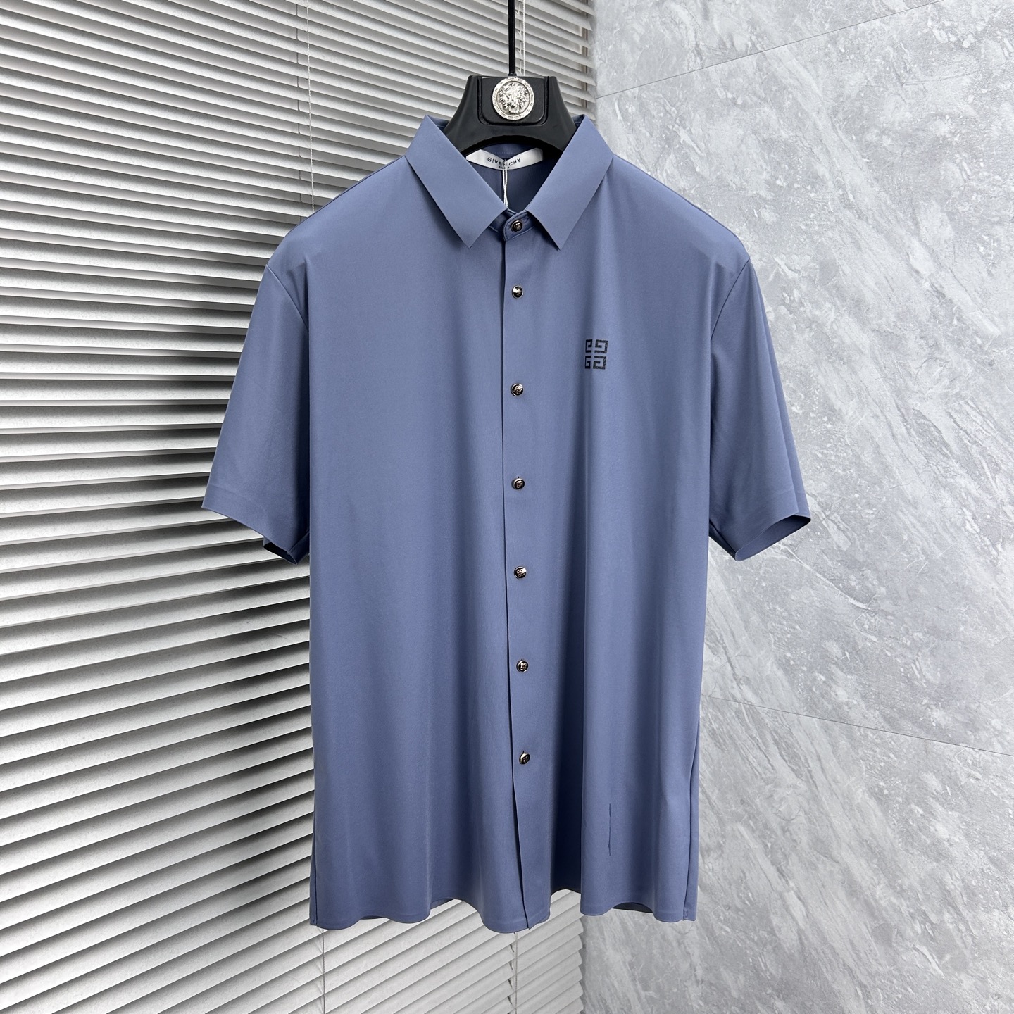 NO:863232,Givenchy 2026ss spring and summer fashion hot-selling short-sleeved shirt, sold through trading company channels, in perfect condition, belongs to the cabinet level, predictable hot style, advanced custom-made imported long-staple cotton fabric, master tailoring, invincible texture, excellent skin-friendly, very outstanding aesthetic design, exquisite craftsmanship, smooth lines, perfect match!  Easily upgrade your sense of fashion, with high recognition, great upper body effect, extremely sophisticated and rigorous workmanship, neat and meticulous wiring, it can be worn for business or daily leisure!  Counter size M-3xl,,givenchy,shirts,T-shirt,19860909纪梵希 2026ss春夏时尚大爆款短袖衬衫,贸易公司渠道货,品相完美如斯,属于入柜级别,可预见性的爆款,高级定制进口长绒棉面料,大师级剪裁,质感无敌,亲肤性极佳,非常出彩的美学设计,工艺精湛,线条流畅,完美搭配！轻松将时髦感进阶,有着高强辨识度,上身效果超赞,做工极为考究严谨,走线工整细致,商务抑或日常休闲均可搭配！专柜尺码 M-3xl,,givenchy,shirts,T-shirt,,Men's clothing