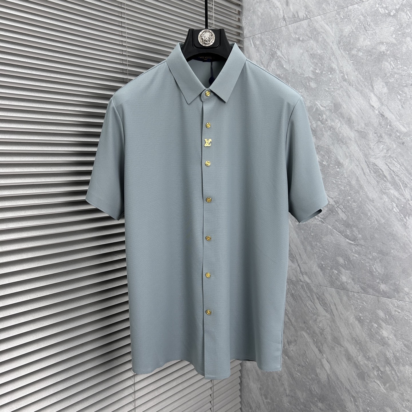 NO:863243,LV2026ss spring and summer fashion hot-selling short-sleeved shirt, sold through trading company channels, in perfect condition, belongs to cabinet level, predictable hot-selling, advanced customized imported long-staple cotton fabric, master tailoring, invincible texture, excellent skin-friendly, very outstanding aesthetic design, exquisite craftsmanship, smooth lines, perfect match!  Easily upgrade your sense of fashion, with high recognition, great upper body effect, extremely sophisticated and rigorous workmanship, neat and meticulous wiring, it can be worn for business or daily leisure!  Counter size M-3xl,,louis vuitton,shirts,T-shirt,19860909LV2026ss春夏时尚大爆款短袖衬衫,贸易公司渠道货,品相完美如斯,属于入柜级别,可预见性的爆款,高级定制进口长绒棉面料,大师级剪裁,质感无敌,亲肤性极佳,非常出彩的美学设计,工艺精湛,线条流畅,完美搭配！轻松将时髦感进阶,有着高强辨识度,上身效果超赞,做工极为考究严谨,走线工整细致,商务抑或日常休闲均可搭配！专柜尺码 M-3xl,,louis vuitton,shirts,T-shirt,,Men's clothing