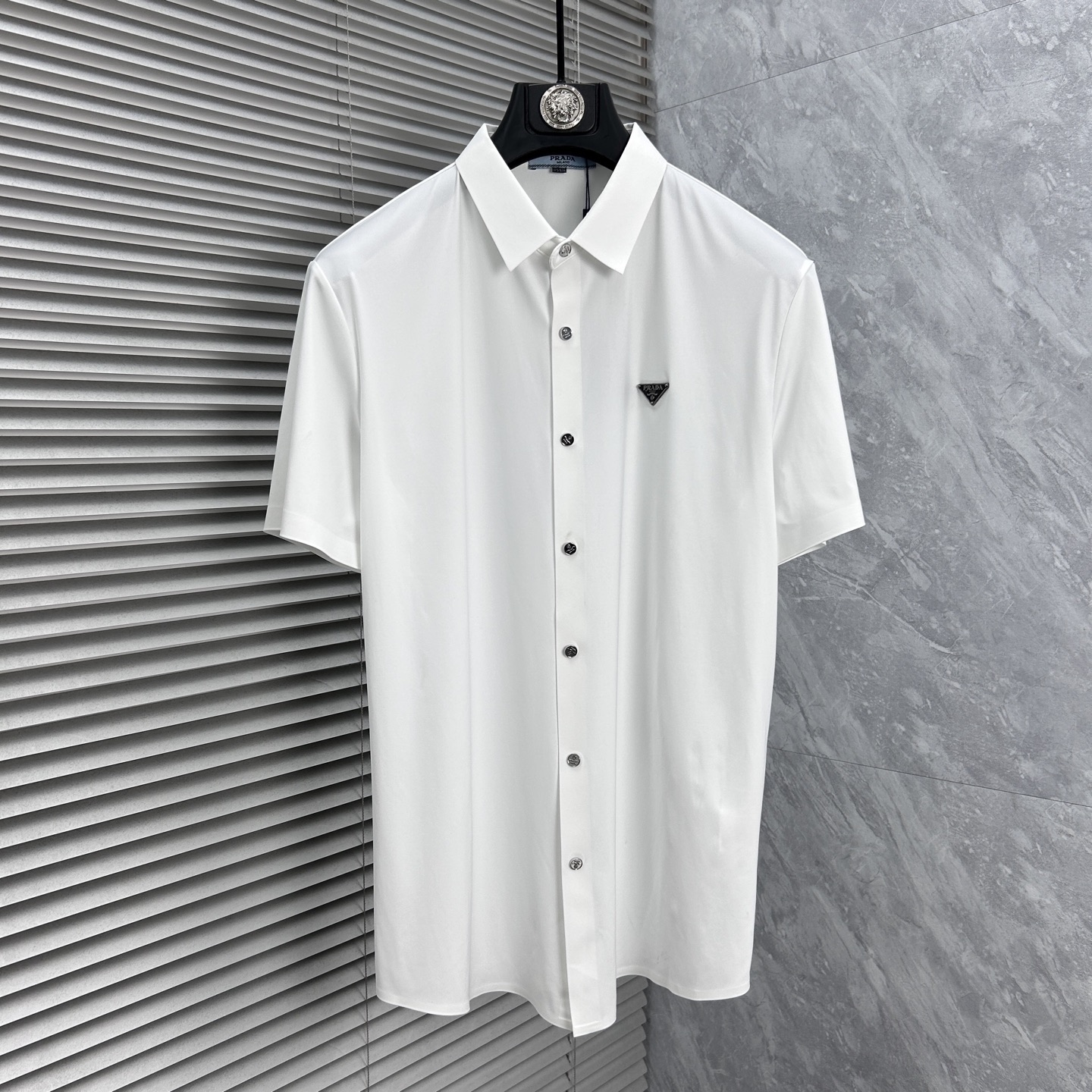 NO:863253,Pula's 2026ss spring and summer fashion popular short-sleeved shirt, sold through trading company channels, in perfect condition, belongs to the cabinet level, predictable hot style, advanced custom imported long-staple cotton fabric, master tailoring, invincible texture, excellent skin-friendly, very outstanding aesthetic design, exquisite craftsmanship, smooth lines, perfect match!  Easily upgrade your sense of fashion, with high recognition, great upper body effect, extremely sophisticated and rigorous workmanship, neat and meticulous wiring, it can be worn for business or daily leisure!  Counter size M-3xl,,prada,shirts,T-shirt,19860909普拉‘’2026ss春夏时尚大爆款短袖衬衫,贸易公司渠道货,品相完美如斯,属于入柜级别,可预见性的爆款,高级定制进口长绒棉面料,大师级剪裁,质感无敌,亲肤性极佳,非常出彩的美学设计,工艺精湛,线条流畅,完美搭配！轻松将时髦感进阶,有着高强辨识度,上身效果超赞,做工极为考究严谨,走线工整细致,商务抑或日常休闲均可搭配！专柜尺码 M-3xl,,prada,shirts,T-shirt,,Men's clothing
