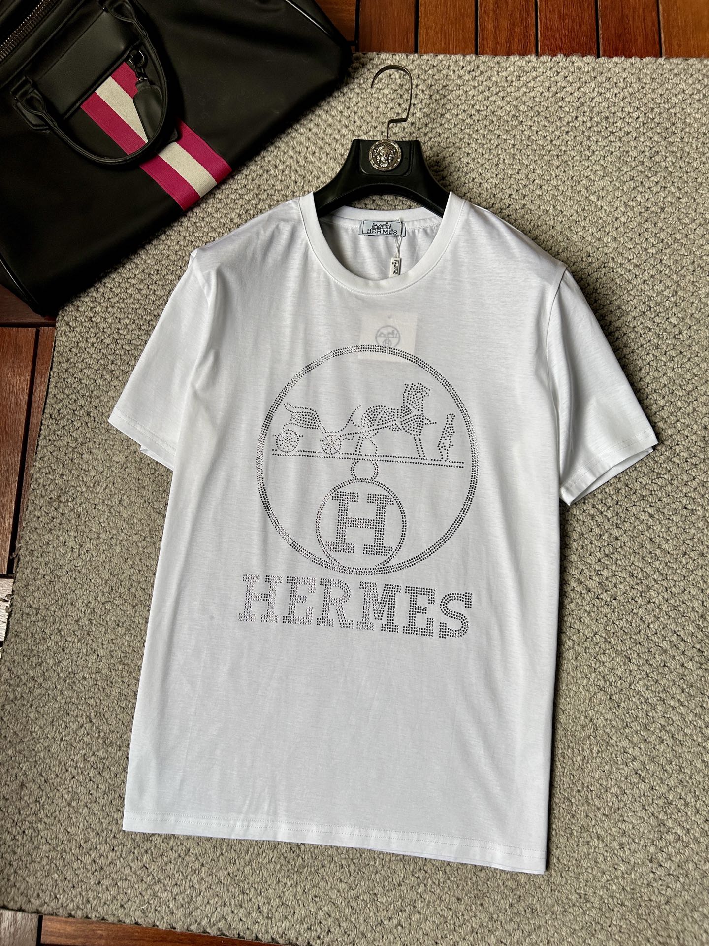 NO:925877,Hermès 2026 spring and summer new hot diamond round neck short-sleeved T-shirt, super comfortable upper body, same style for men and women M-5XL,, hermes, T-shirt, tees, t-shirt,19860909爱马仕 2026春夏新款 烫钻 圆领短袖t恤 上身超舒服男女同款 M-5XL,,hermes,T-shirt,tees，t-shirt,,Men's clothing