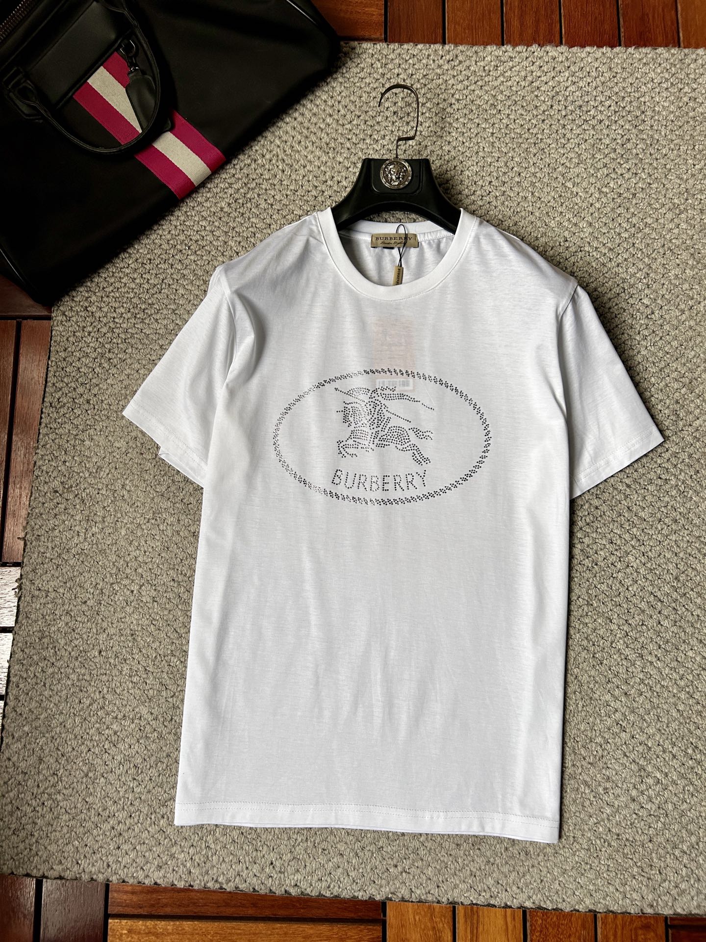 NO:925869,Burberry 2026 spring and summer new hot diamond round neck short-sleeved T-shirt, super comfortable upper body, same style for men and women M-5XL,,burberry,T-shirt,tees,t-shirt,19860909巴宝莉 2026春夏新款 烫钻 圆领短袖t恤 上身超舒服男女同款 M-5XL,,burberry,T-shirt,tees，t-shirt,,Men's clothing