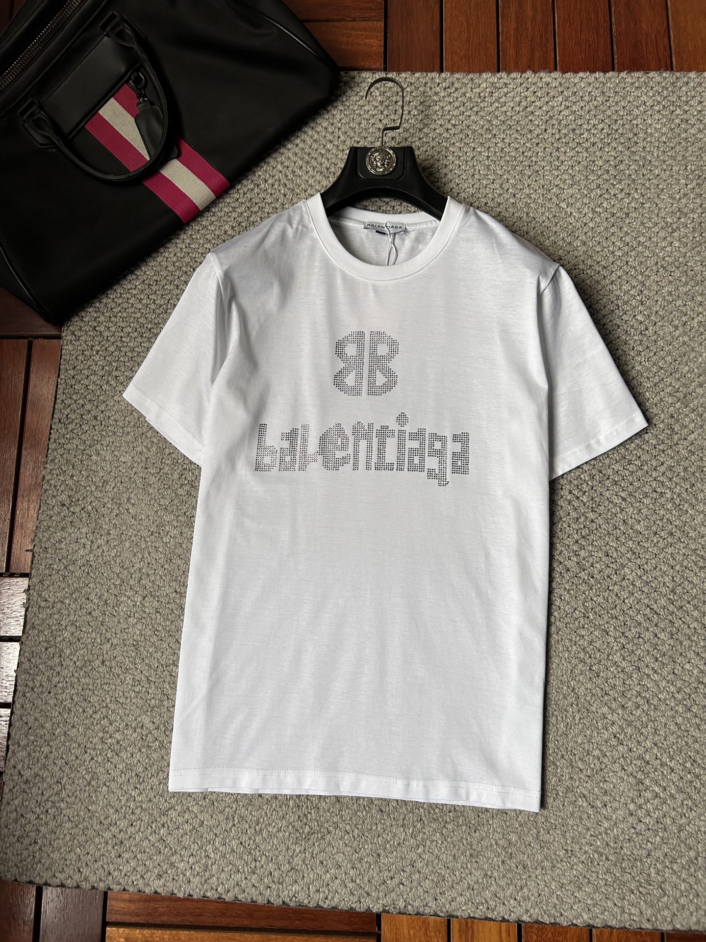 NO:925861,Paris 2026 spring and summer new model, hot diamond round neck short-sleeved T-shirt, super comfortable upper body, same style for men and women, M-5XL,, T-shirt, tees, t-shirt,19860909巴黎 2026春夏新款 烫钻 圆领短袖t恤 上身超舒服男女同款 M-5XL,,T-shirt,tees，t-shirt,,Men's clothing