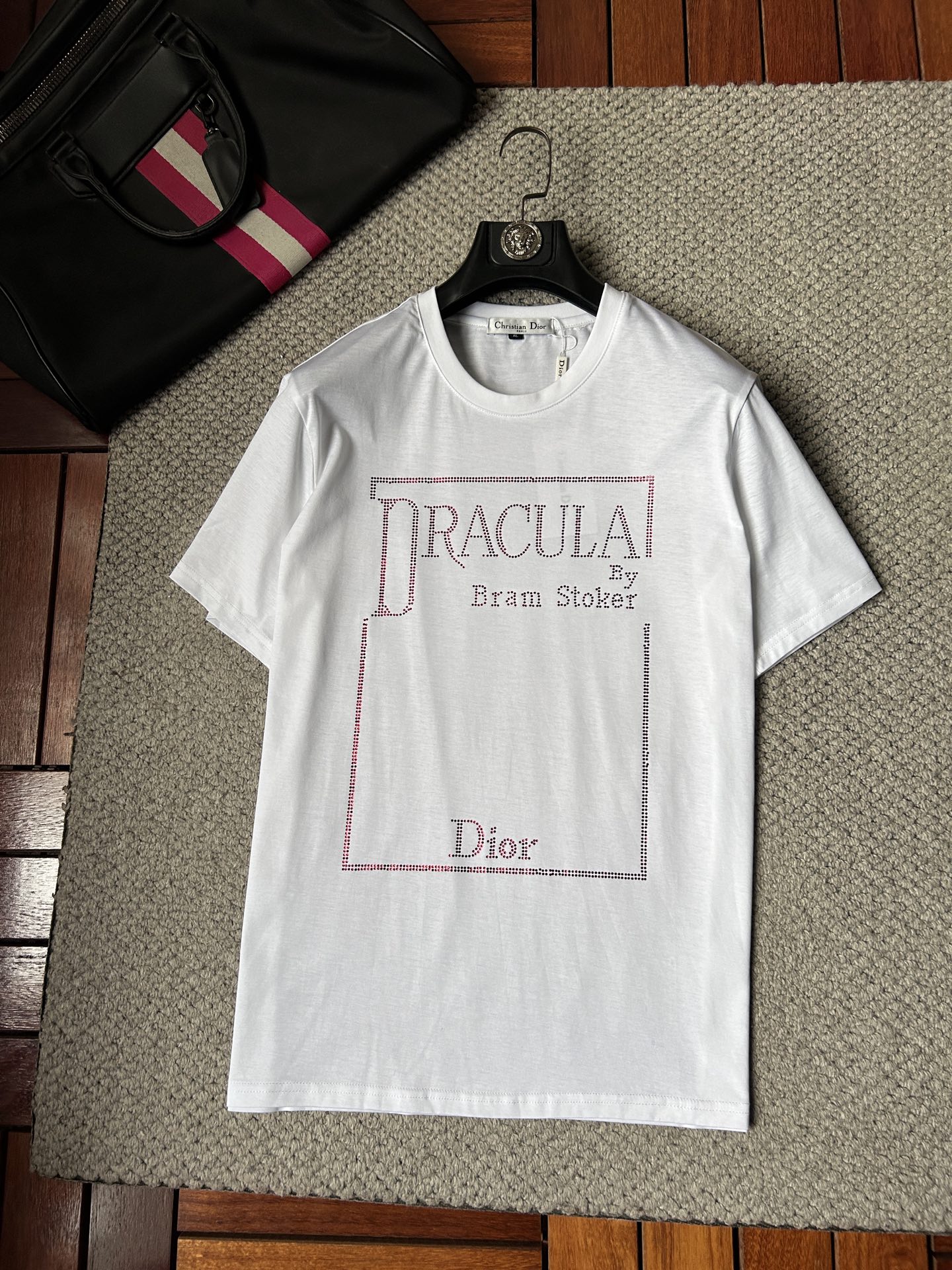 NO:925853,Prada 2026 spring and summer new hot diamond round neck short-sleeved T-shirt, super comfortable upper body, same style for men and women M-5XL,, prada, T-shirt, tees, t-shirt,19860909普拉达 2026春夏新款 烫钻 圆领短袖t恤 上身超舒服男女同款 M-5XL,,prada,T-shirt,tees，t-shirt,,Men's clothing