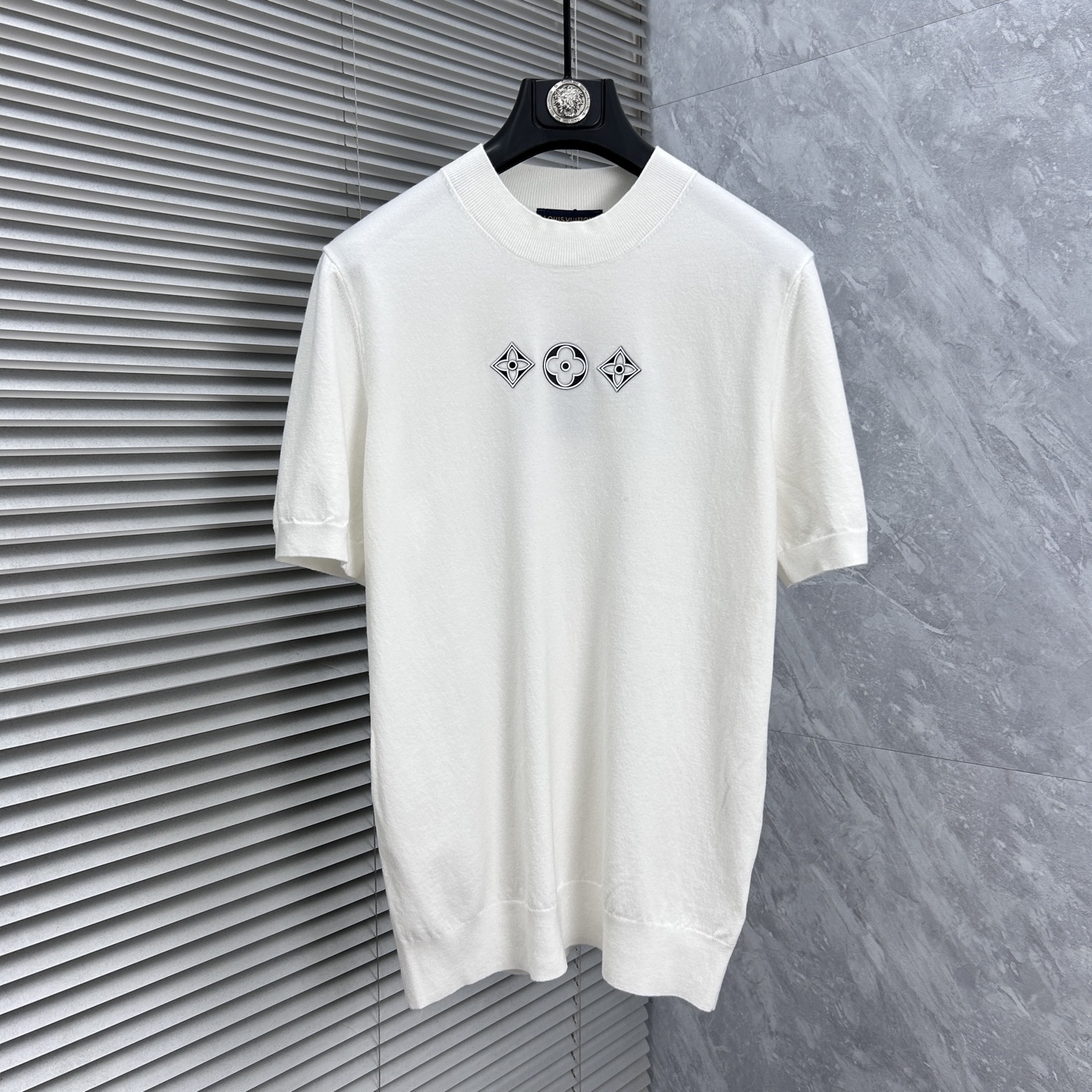 NO:918483,LV's 2026 spring and summer small mid-collar sweater 'breathable but not stuffy' is a true [old money style] highly breathable Tencel fabric, comfortable and not stuffy to wear in summer, crisp and stylish, small logo and heavy craftsmanship, simple and not simple, high-end Tencel cardigan short-sleeved, solid color and simple, fashionable but luxurious, quality is unquestionable, the upper body effect is great, size M-4XL, shipped next day, louis  vuitton,T-shirt,19860909LV‘’2026春夏款小中领针织衫《透气不闷热》真正【老钱风】甄选高度透气天丝面料,夏季穿着舒服不闷热,版型挺括有型,小logo重工艺搭配简约不简单,高端级天丝羊毛衫短袖 纯色简约 时尚不失奢华 品质毋庸置疑 上身效果超赞,尺码M-4XL,隔天出货,,louis vuitton,T-shirt,,Men's clothing