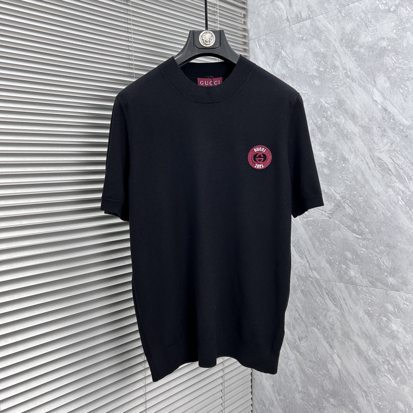 NO:918486,Gucci's 2026 spring and summer small mid-collar sweater 'breathable but not stuffy' is truly [old money style] highly breathable Tencel fabric, comfortable and not stuffy to wear in summer, crisp and stylish, small logo and heavy craftsmanship, simple and not simple, high-end Tencel cardigan short-sleeved, solid color and simple, fashionable but luxurious, quality is unquestionable, the upper body effect is great, size M-4XL, shipped next day,, T-shirt,19860909古奇‘’2026春夏款小中领针织衫《透气不闷热》真正【老钱风】甄选高度透气天丝面料,夏季穿着舒服不闷热,版型挺括有型,小logo重工艺搭配简约不简单,高端级天丝羊毛衫短袖 纯色简约 时尚不失奢华 品质毋庸置疑 上身效果超赞,尺码M-4XL,隔天出货,,T-shirt,,Men's clothing