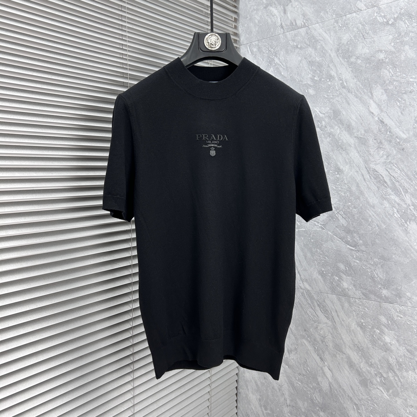 NO:918489,Prada's 2026 spring and summer small mid-collar sweater 'breathable but not stuffy' is a true [old money style] highly breathable Tencel fabric, comfortable and not stuffy to wear in summer, crisp and stylish, small logo and heavy craftsmanship, simple and not simple, high-end Tencel sweater short-sleeved, solid color and simple, fashionable but luxurious, quality is unquestionable, the upper body effect is great, size M-4XL, shipped next day, prada, T-shirt,19860909普拉‘’2026春夏款小中领针织衫《透气不闷热》真正【老钱风】甄选高度透气天丝面料,夏季穿着舒服不闷热,版型挺括有型,小logo重工艺搭配简约不简单,高端级天丝羊毛衫短袖 纯色简约 时尚不失奢华 品质毋庸置疑 上身效果超赞,尺码M-4XL,隔天出货,,prada,T-shirt,,Men's clothing