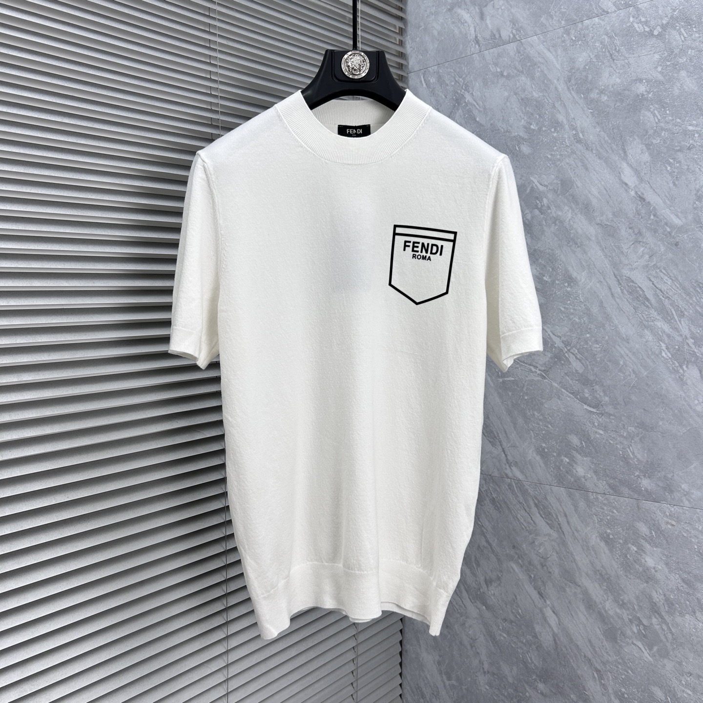 NO:918466,Fen's 2026 spring and summer small mid-neck sweater 'breathable but not stuffy' is a true [old money style] highly breathable Tencel fabric, comfortable and not stuffy to wear in summer, crisp and stylish, small logo and heavy craftsmanship, simple and not simple, high-end Tencel sweater short-sleeved, solid color and simple, fashionable but luxurious, quality is unquestionable, the upper body effect is great, size M-4XL, shipped next day,, T-shirt,19860909芬‘’2026春夏款小中领针织衫《透气不闷热》真正【老钱风】甄选高度透气天丝面料,夏季穿着舒服不闷热,版型挺括有型,小logo重工艺搭配简约不简单,高端级天丝羊毛衫短袖 纯色简约 时尚不失奢华 品质毋庸置疑 上身效果超赞,尺码M-4XL,隔天出货,,T-shirt,,Men's clothing