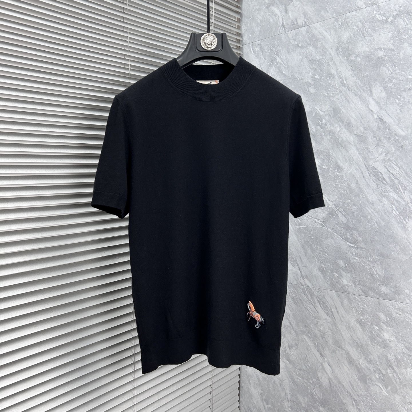 NO:918492,Hermes' 2026 spring and summer small mid-collar sweater 'breathable but not stuffy' is a true [old money style] highly breathable Tencel fabric, comfortable and not stuffy to wear in summer, crisp and stylish, small logo and heavy craftsmanship, simple and not simple, high-end Tencel sweater short-sleeved, solid color and simple, fashionable but luxurious. The quality is unquestionable, the upper body effect is great, size M-4XL, shipped next day, hermes, T-shirt,19860909爱马‘’2026春夏款小中领针织衫《透气不闷热》真正【老钱风】甄选高度透气天丝面料,夏季穿着舒服不闷热,版型挺括有型,小logo重工艺搭配简约不简单,高端级天丝羊毛衫短袖 纯色简约 时尚不失奢华 品质毋庸置疑 上身效果超赞,尺码M-4XL,隔天出货,,hermes,T-shirt,,Men's clothing