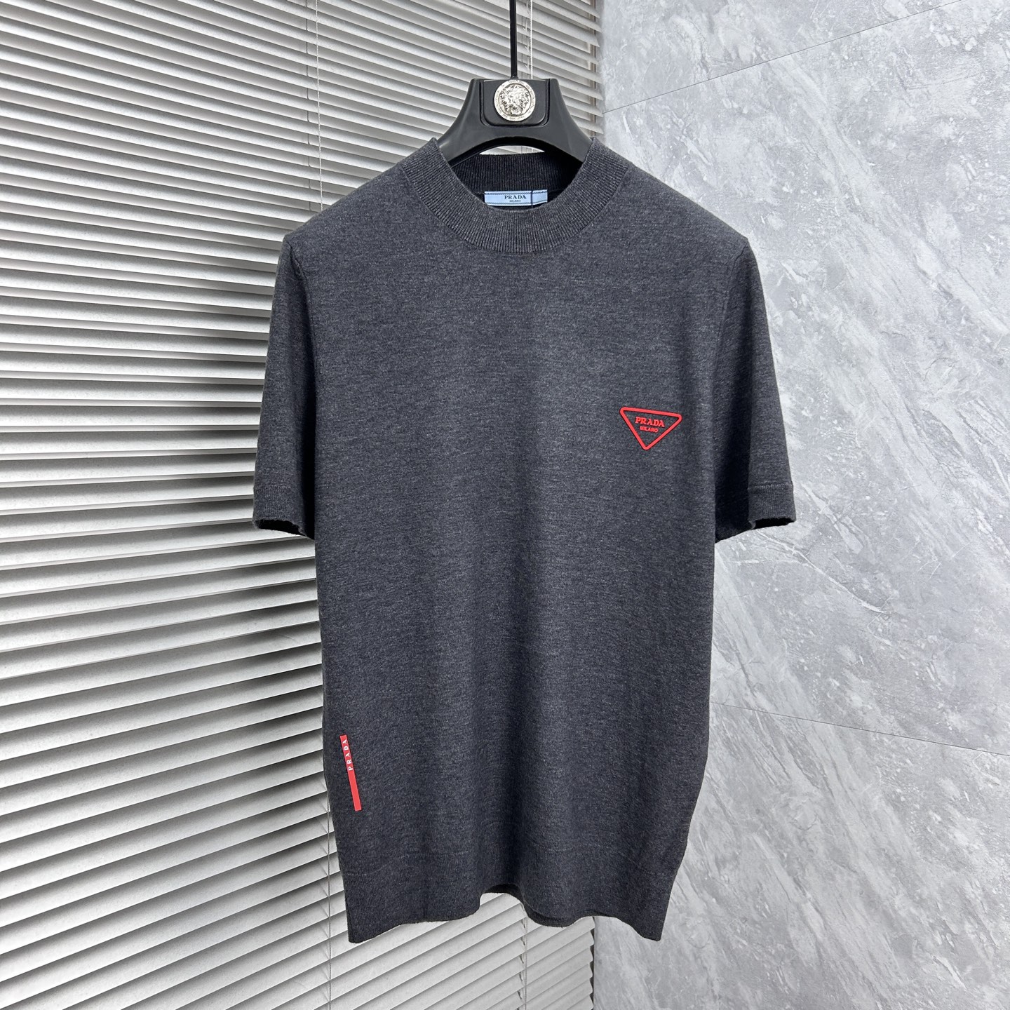 NO:918469,Prada's 2026 spring and summer small mid-collar sweater 'breathable but not stuffy' is a true [old money style] highly breathable Tencel fabric, comfortable and not stuffy to wear in summer, crisp and stylish, small logo and heavy craftsmanship, simple and not simple, high-end Tencel sweater short-sleeved, solid color and simple, fashionable but luxurious, quality is unquestionable, the upper body effect is great, size M-4XL, shipped next day, prada, T-shirt,19860909普拉‘’2026春夏款小中领针织衫《透气不闷热》真正【老钱风】甄选高度透气天丝面料,夏季穿着舒服不闷热,版型挺括有型,小logo重工艺搭配简约不简单,高端级天丝羊毛衫短袖 纯色简约 时尚不失奢华 品质毋庸置疑 上身效果超赞,尺码M-4XL,隔天出货,,prada,T-shirt,,Men's clothing